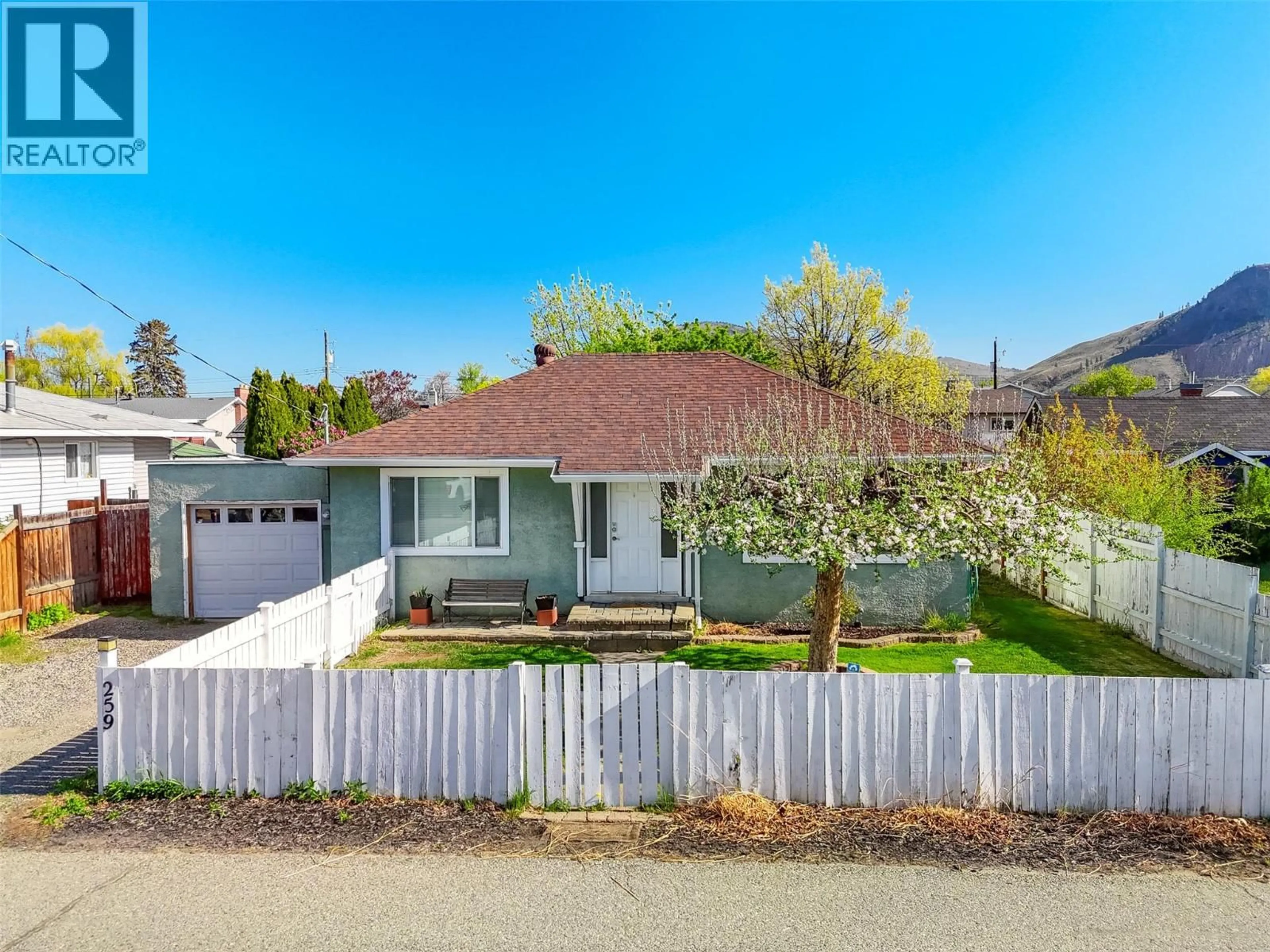 A pic from outside/outdoor area/front of a property/back of a property/a pic from drone, street for 259 LARCH AVENUE, Kamloops British Columbia V2B1C8