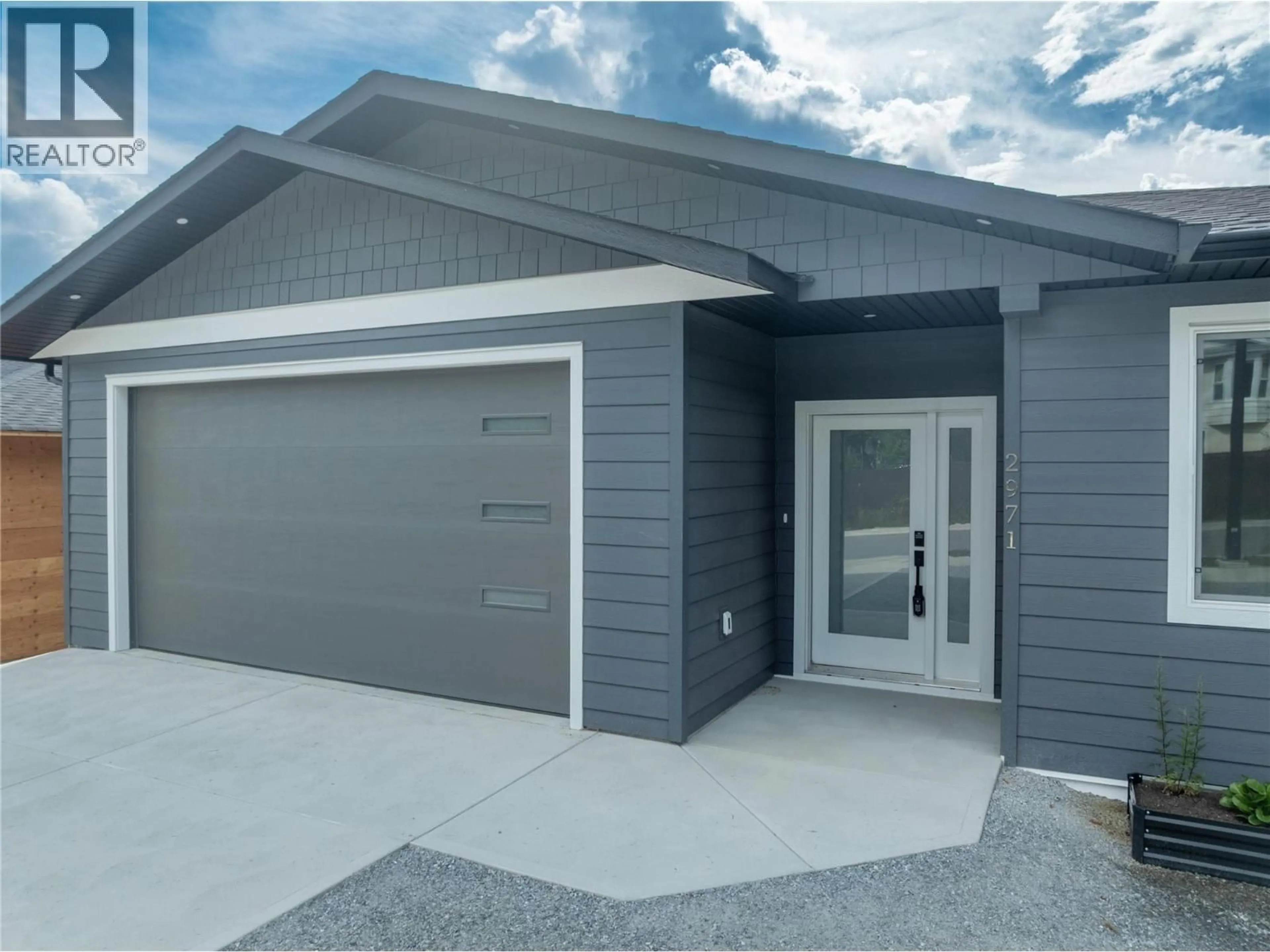 Home with vinyl exterior material, street for 2971 27 STREET NORTHEAST, Salmon Arm British Columbia V1E2Z7