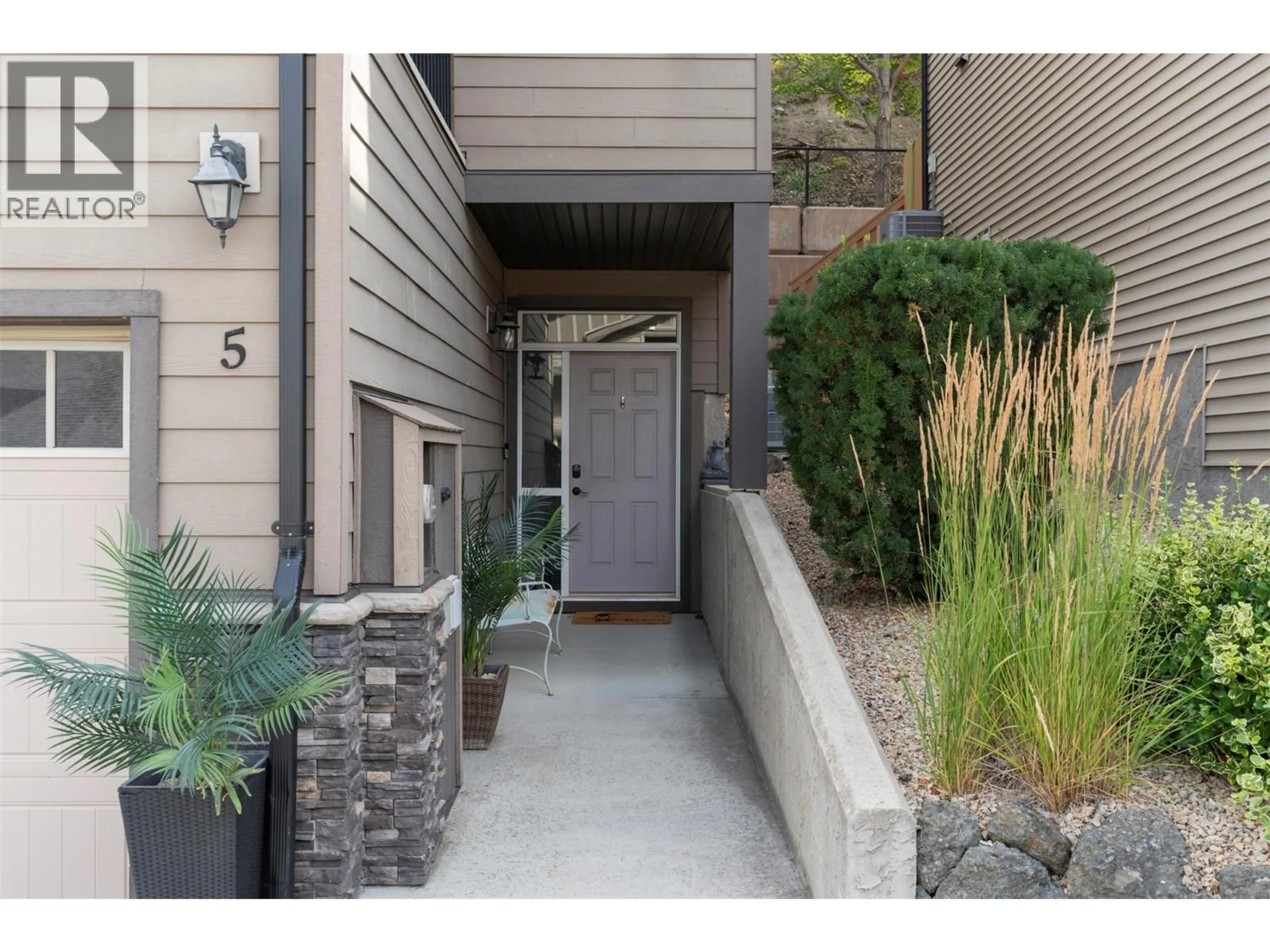 Indoor entryway for 5 - 995 MT IDA DRIVE, Vernon British Columbia V1B4C3