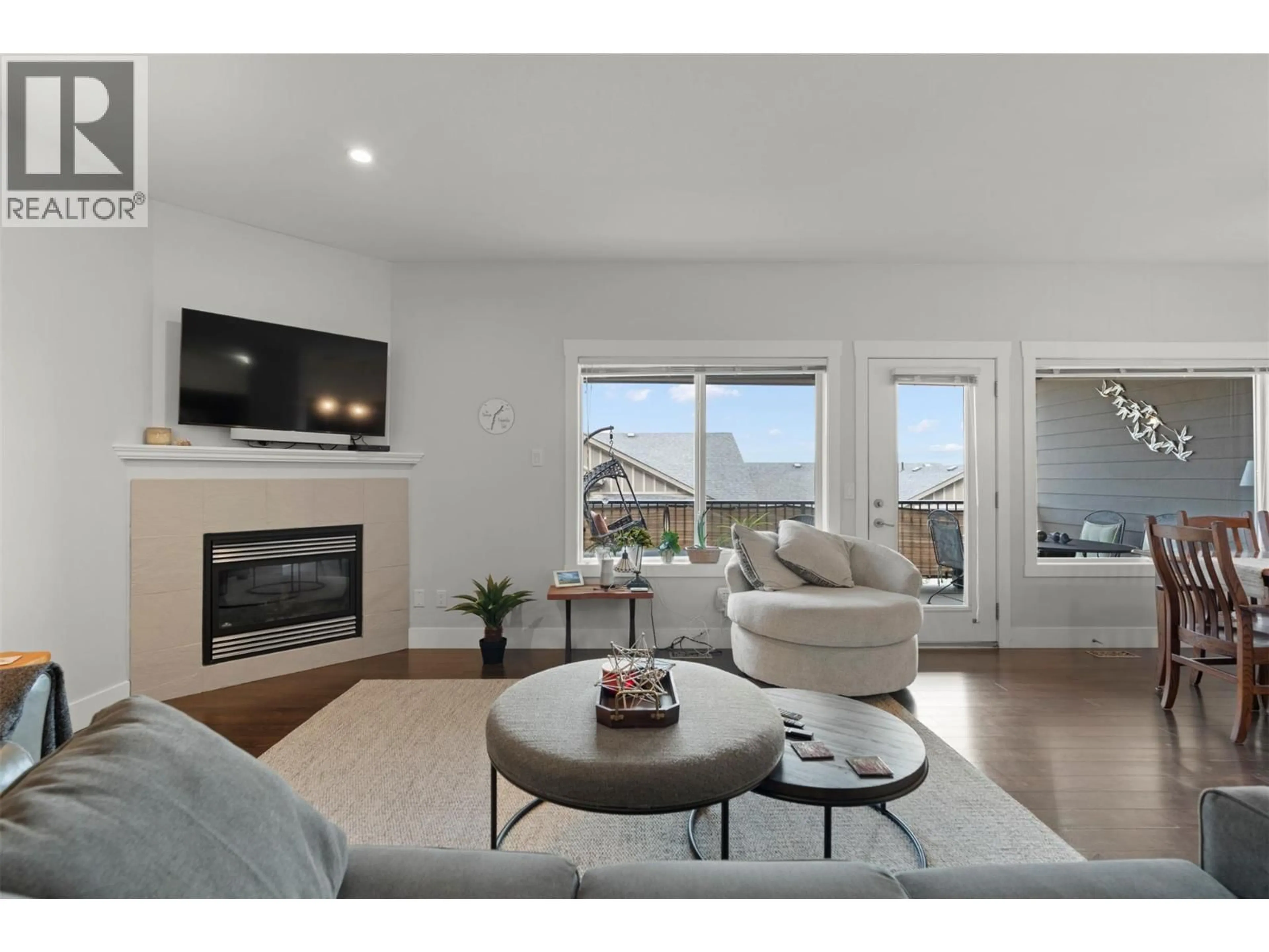 Living room with furniture, wood/laminate floor for 5 - 995 MT IDA DRIVE, Vernon British Columbia V1B4C3