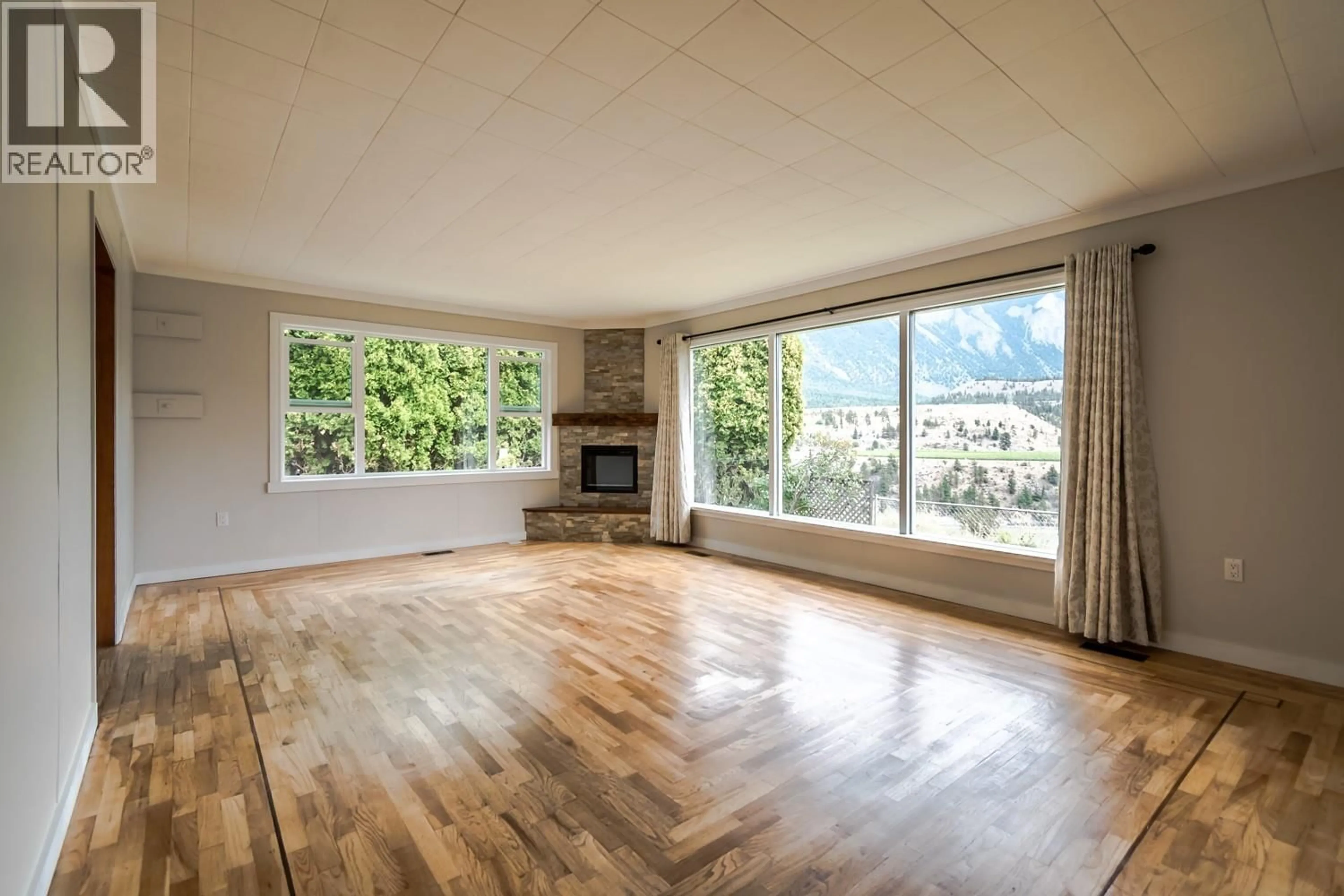 Living room with furniture, wood/laminate floor for 71 5TH AVENUE, Lillooet British Columbia V0K1V0