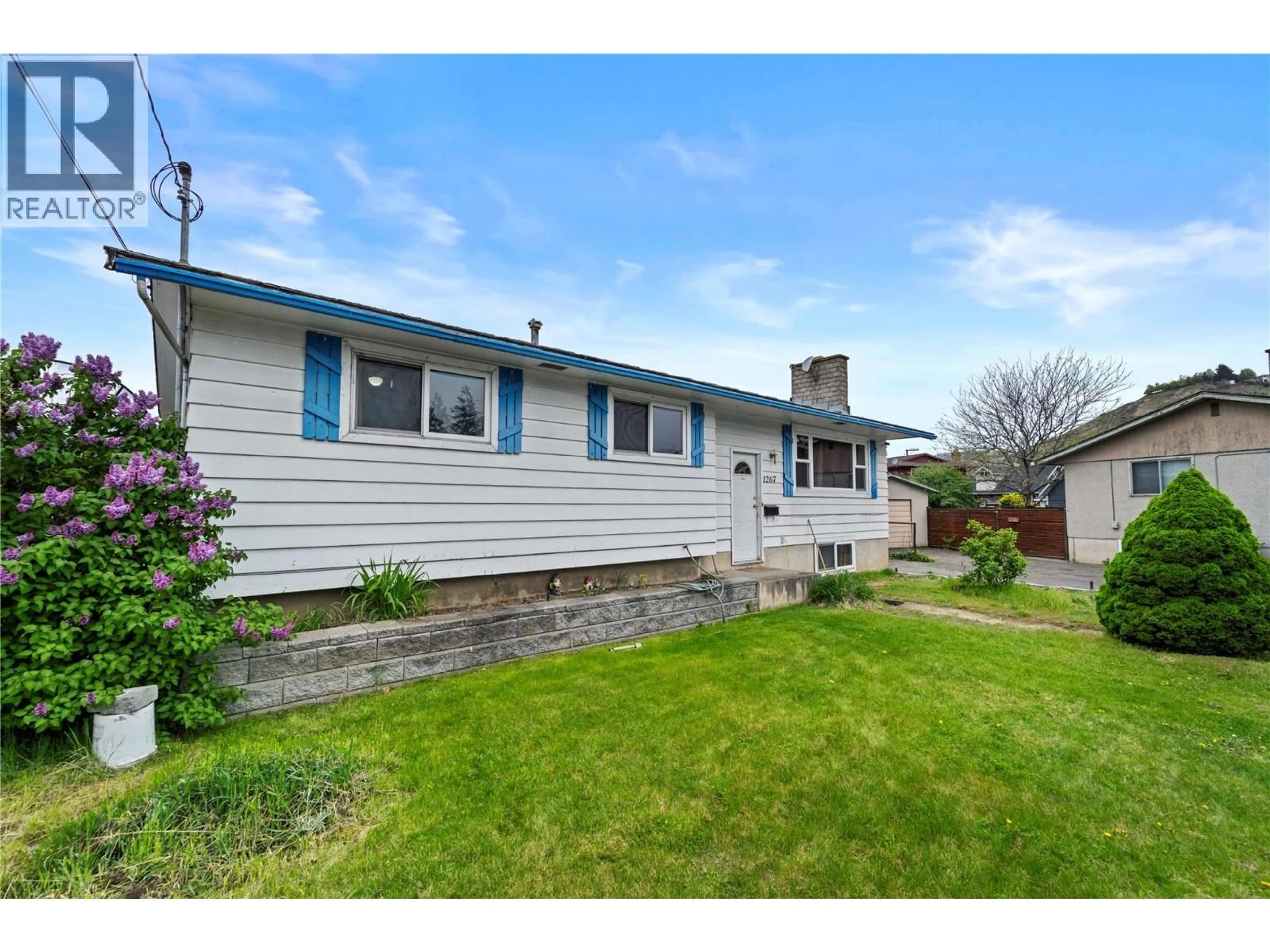 Home with vinyl exterior material, street for 1267 CRESTON PLACE, Kamloops British Columbia V2B2Y7
