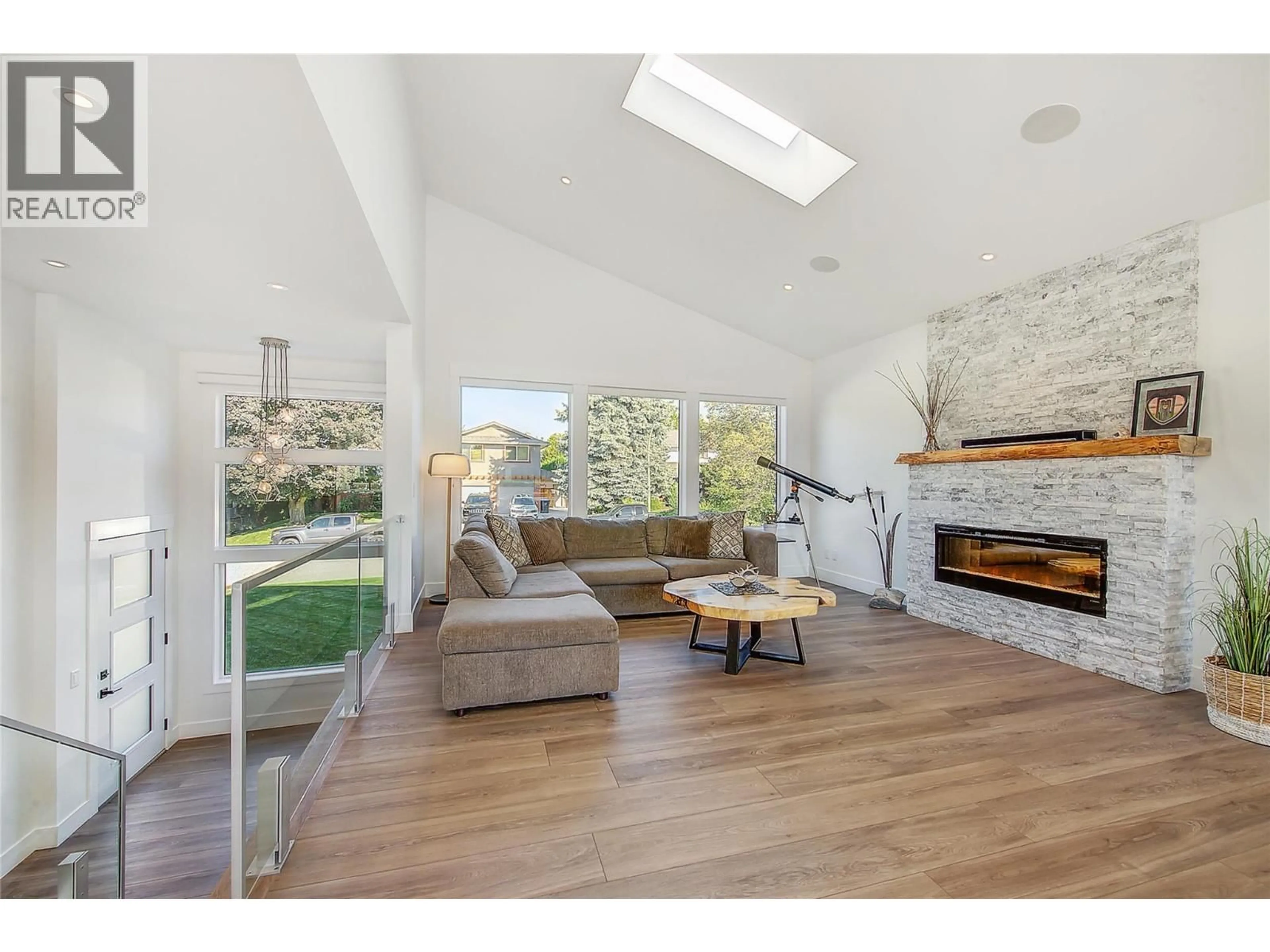 Living room with furniture, wood/laminate floor for 4354 KENSINGTON DRIVE, Kelowna British Columbia V1W2L8