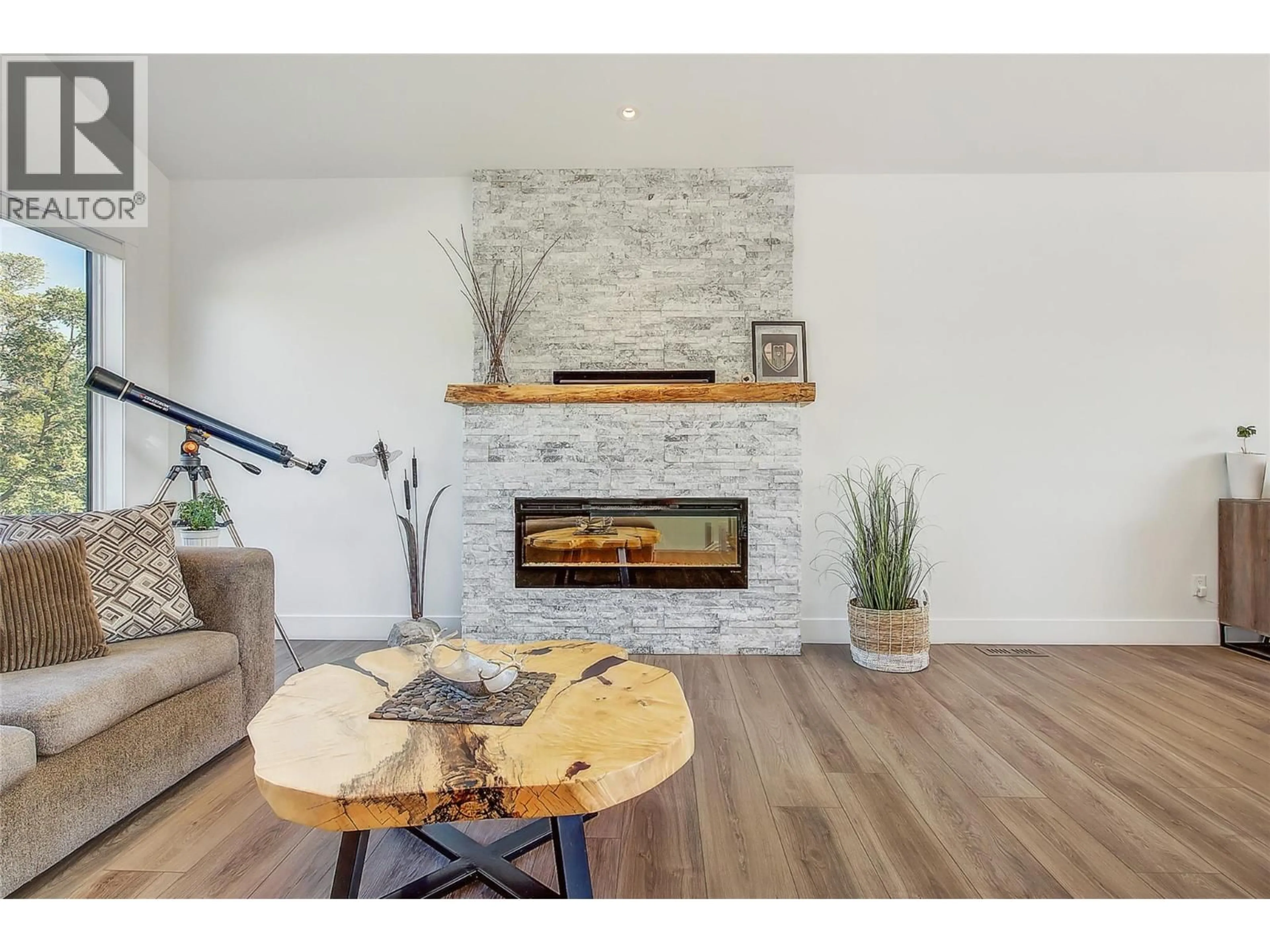 Living room with furniture, wood/laminate floor for 4354 KENSINGTON DRIVE, Kelowna British Columbia V1W2L8