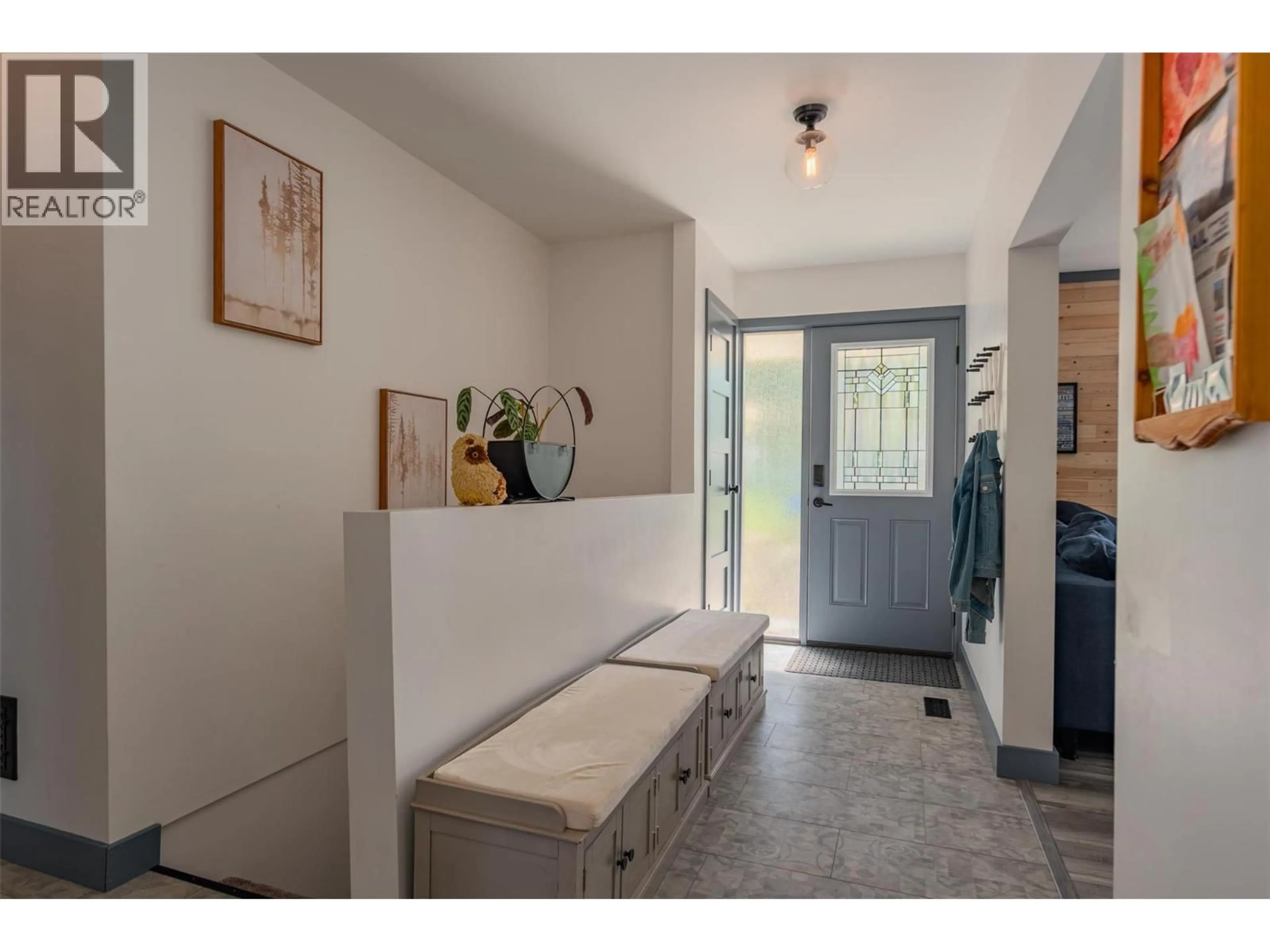 Indoor entryway for 301 SYLVIA CRESCENT, Trail British Columbia V1R1A4