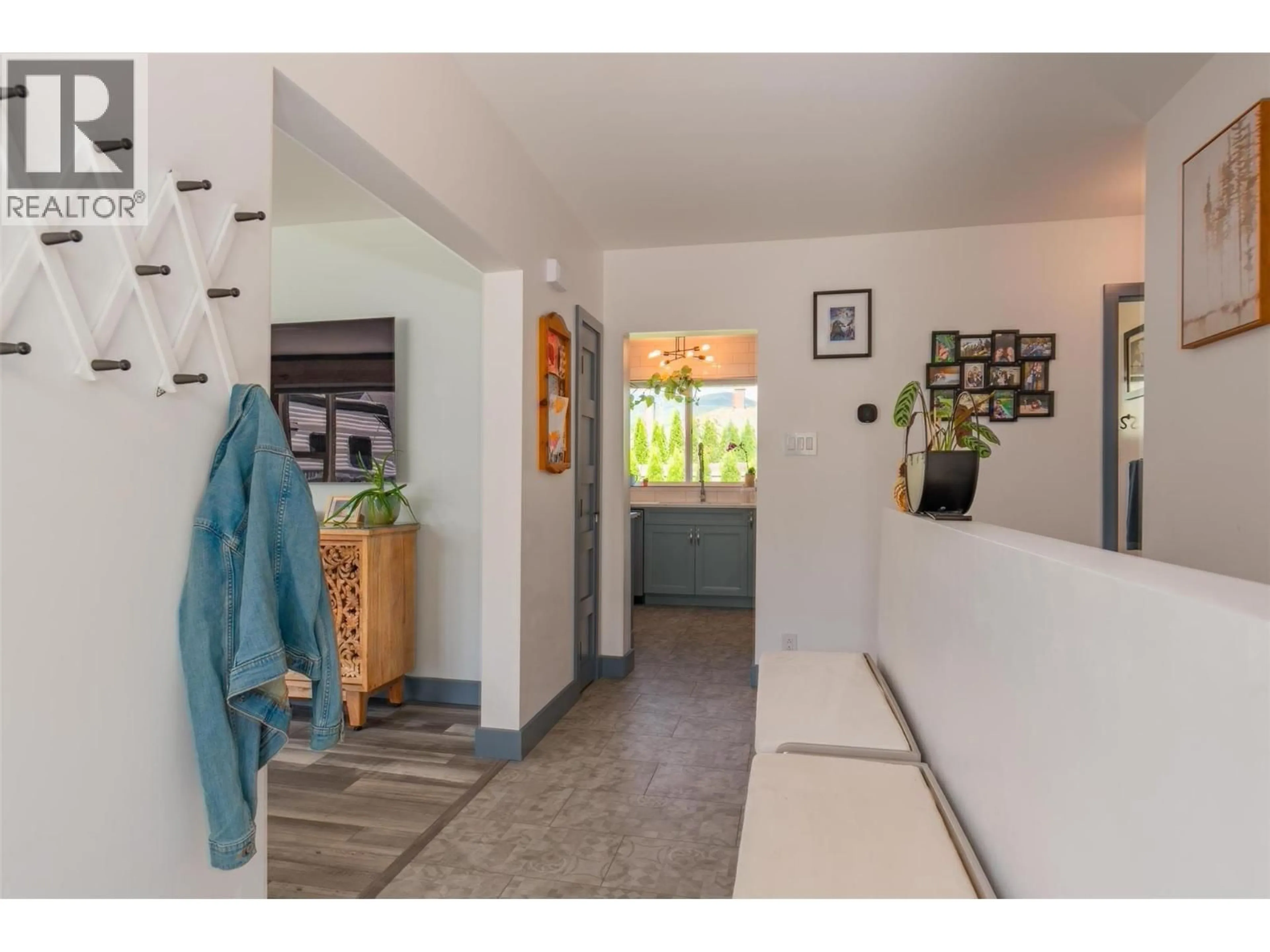 Indoor entryway for 301 SYLVIA CRESCENT, Trail British Columbia V1R1A4