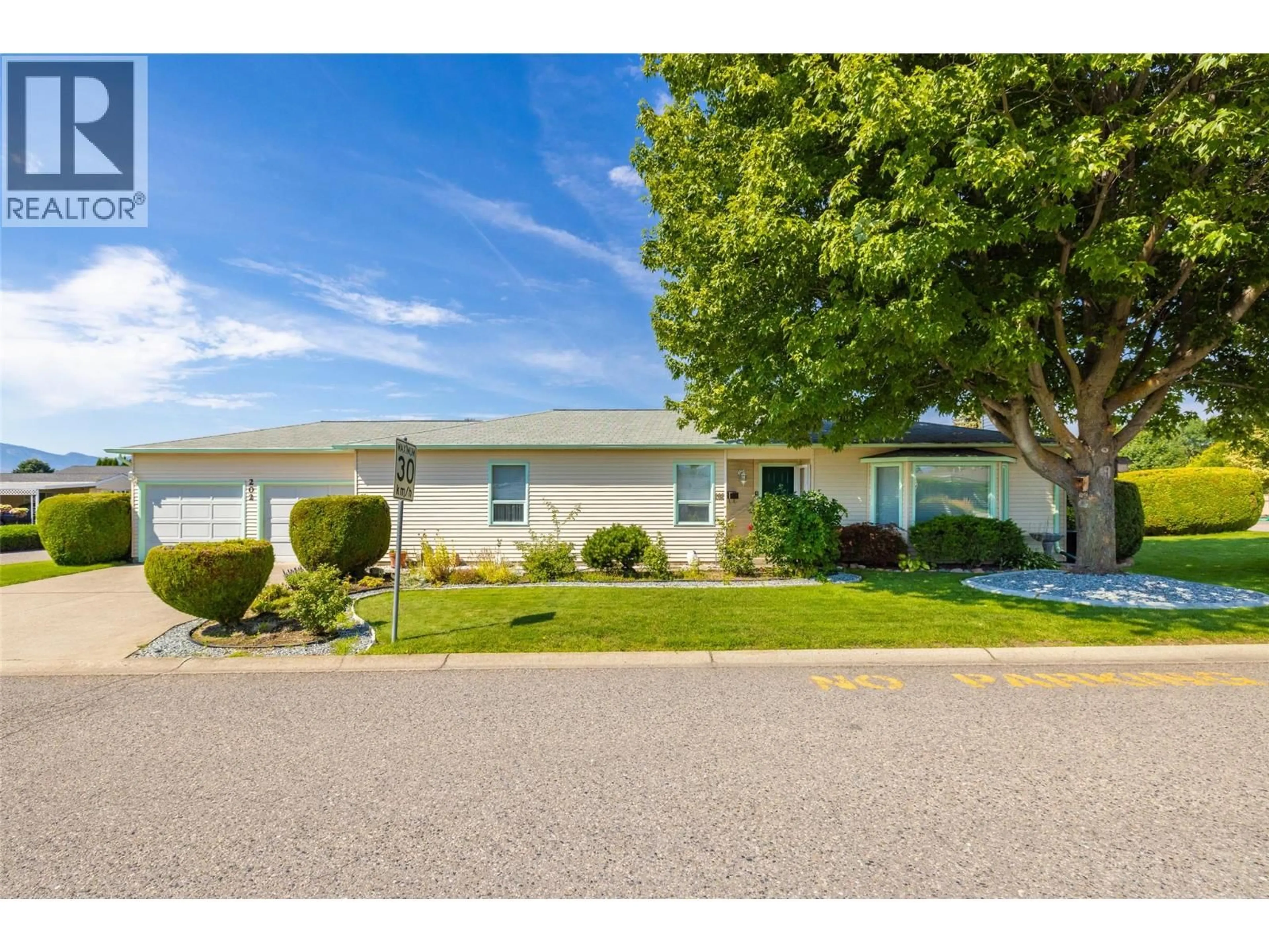 Home with vinyl exterior material, street for 202 - 1255 RAYMER AVENUE, Kelowna British Columbia V1W3S3
