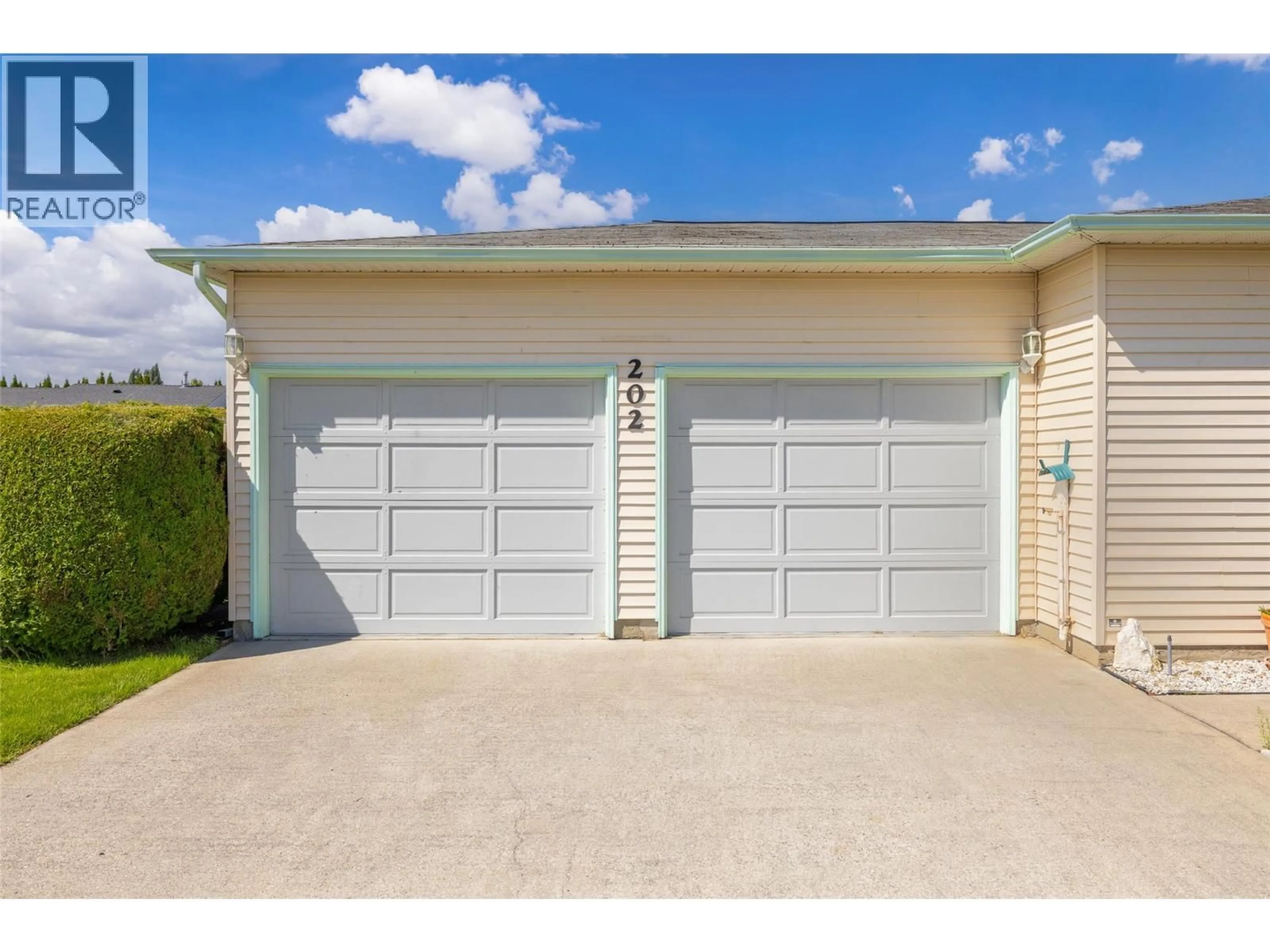 Indoor garage for 202 - 1255 RAYMER AVENUE, Kelowna British Columbia V1W3S3