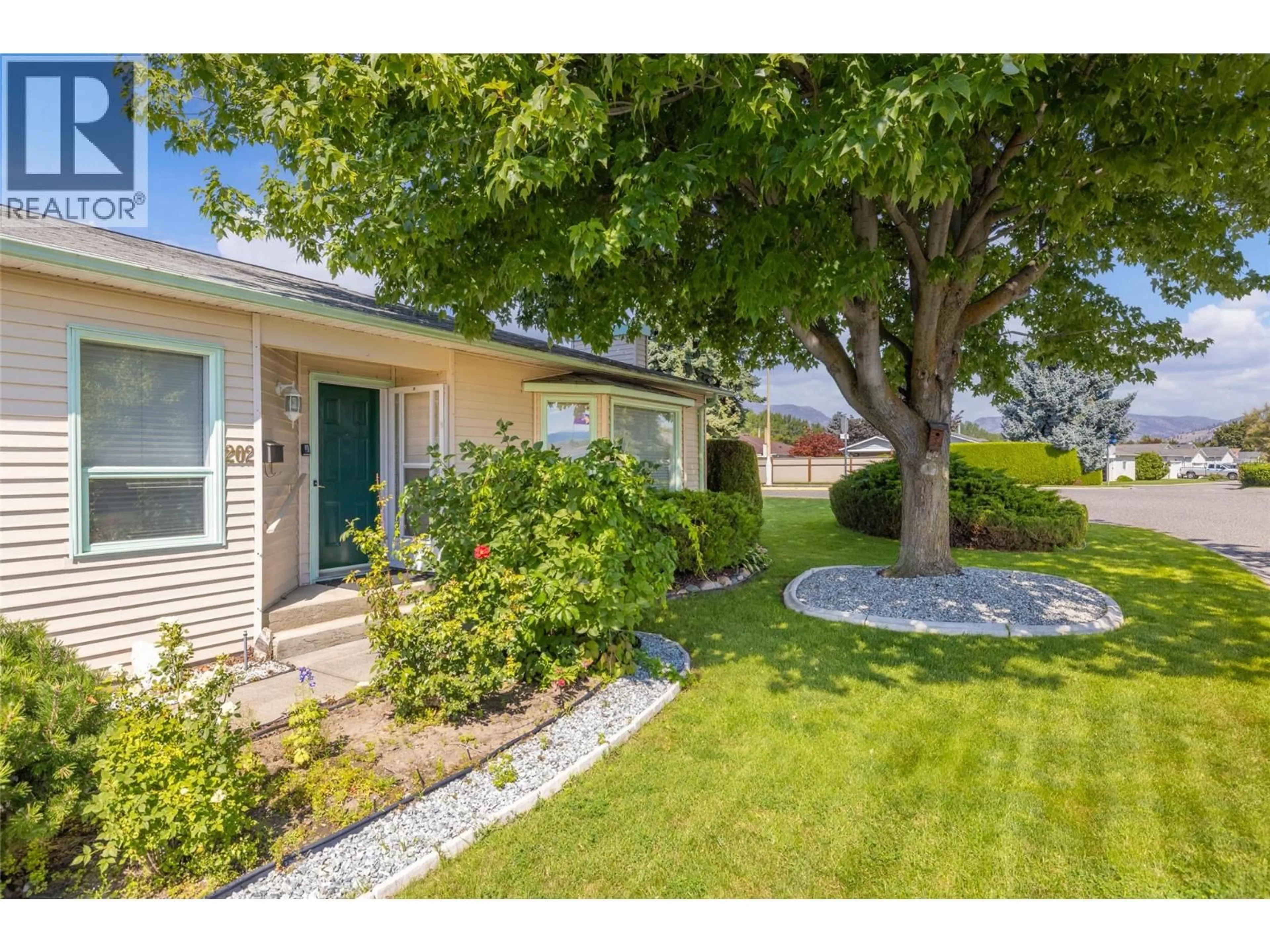 Home with vinyl exterior material, street for 202 - 1255 RAYMER AVENUE, Kelowna British Columbia V1W3S3