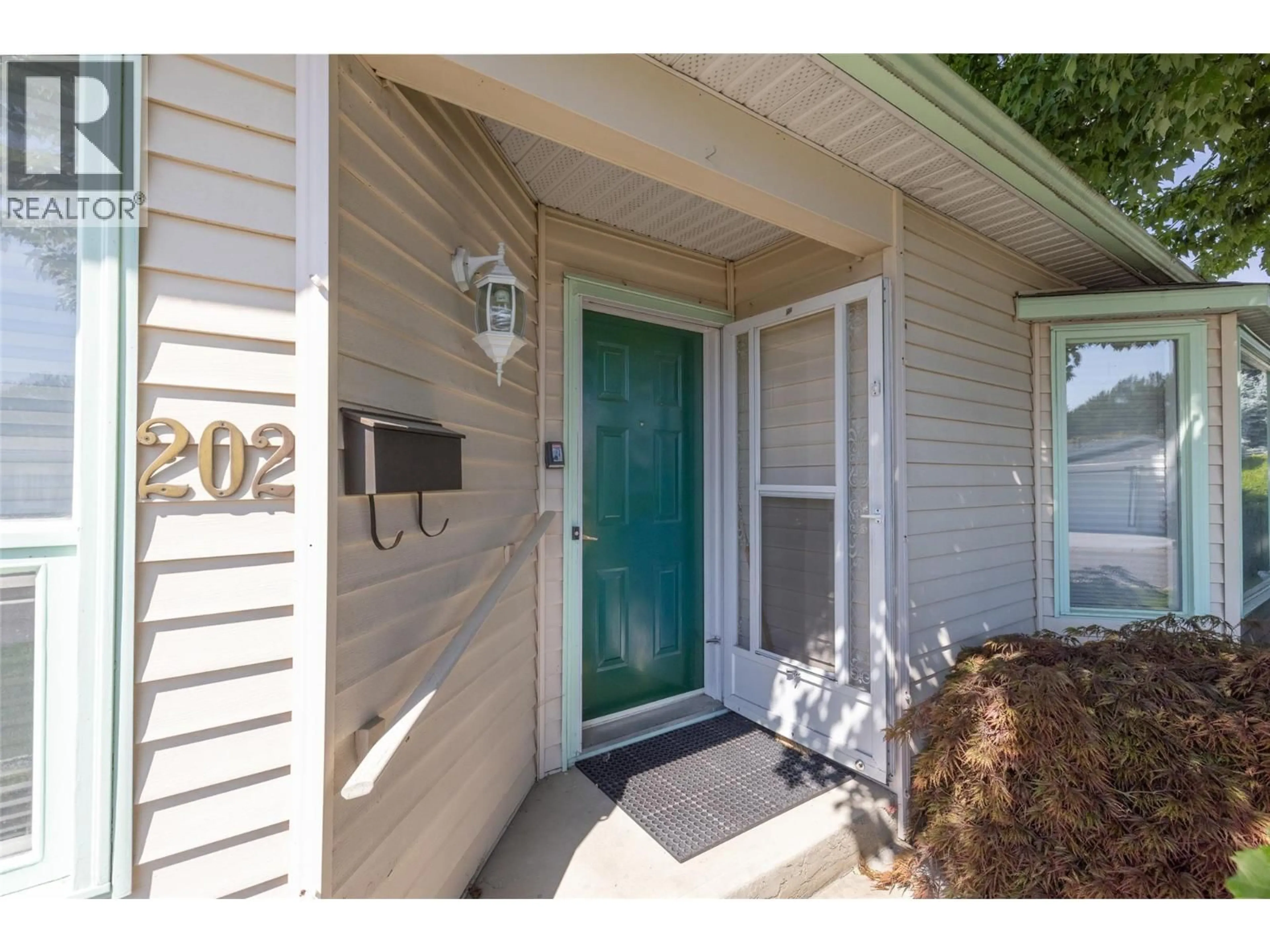 Indoor entryway for 202 - 1255 RAYMER AVENUE, Kelowna British Columbia V1W3S3