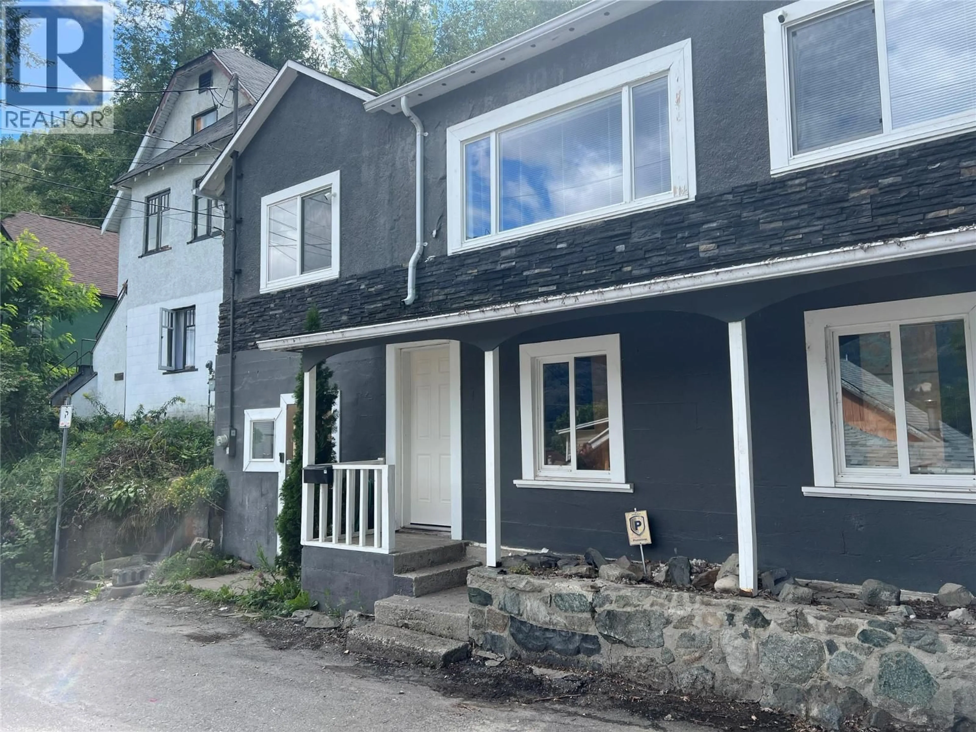 Home with vinyl exterior material, street for 1916 WILMES LANE LANE, Trail British Columbia V1R4H3