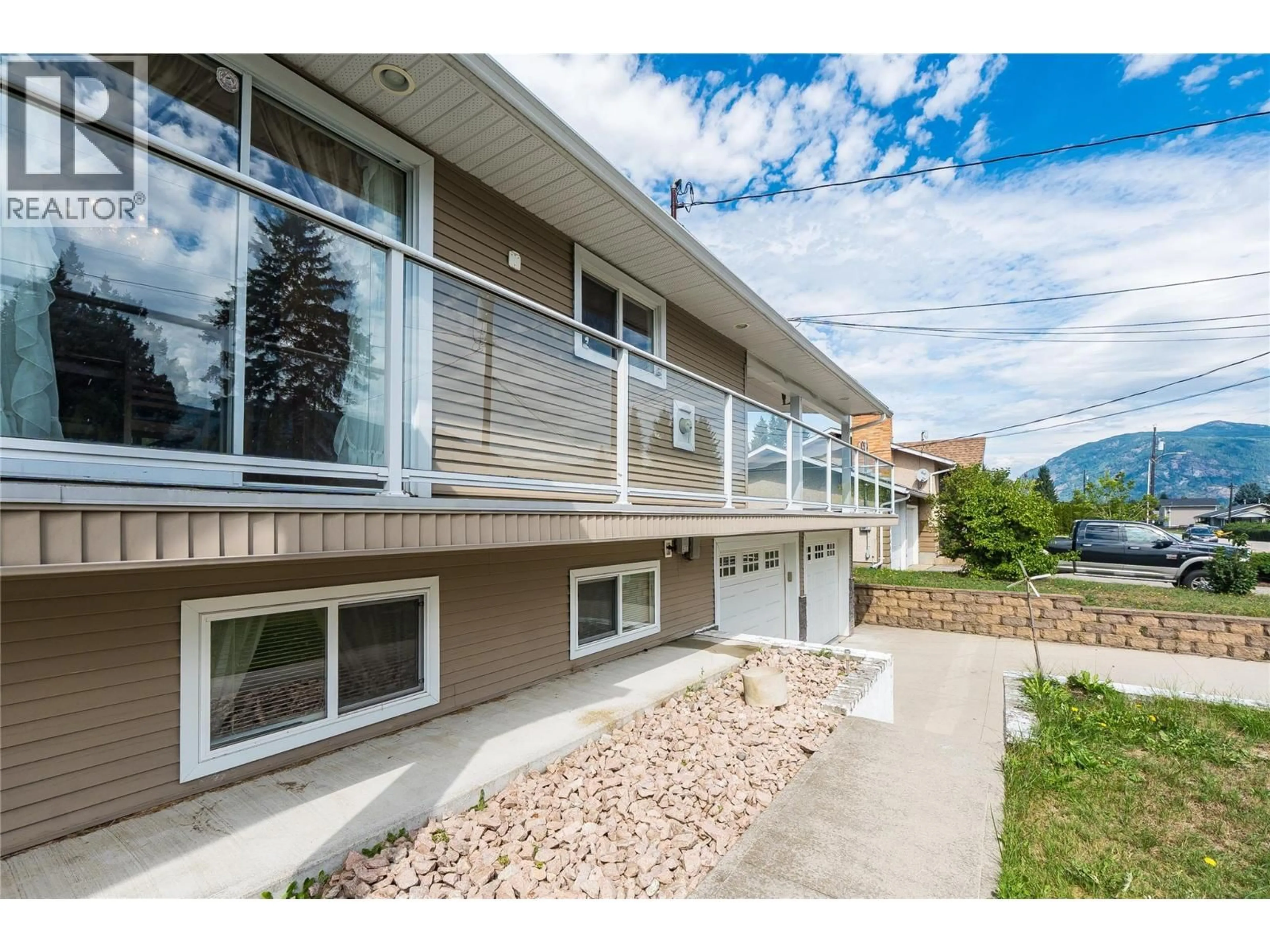 Home with vinyl exterior material, mountain view for 2540 6TH AVENUE, Castlegar British Columbia V1N2W2