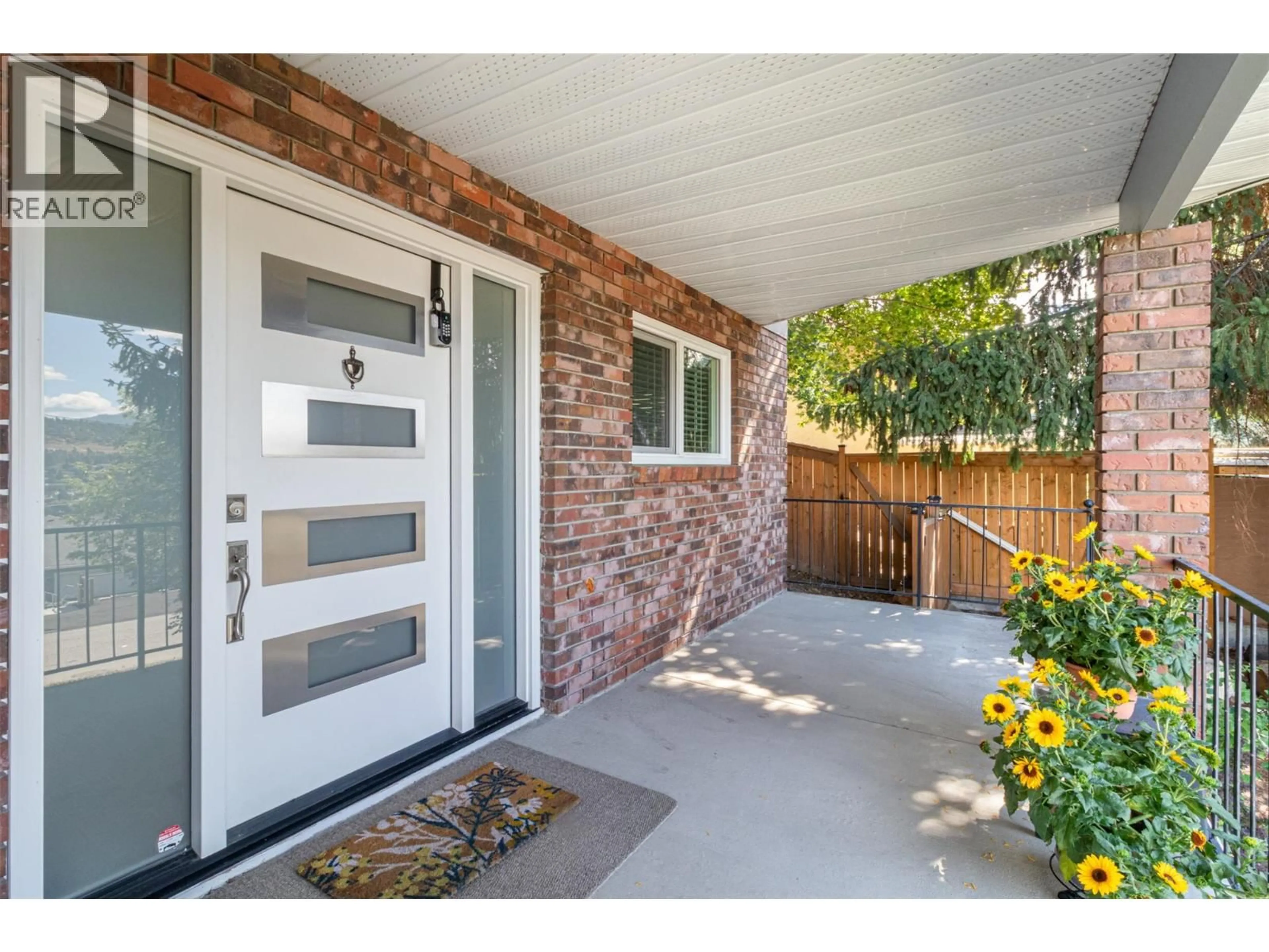 Indoor entryway for 1301 BEGLEY ROAD, Kelowna British Columbia V1P1K8