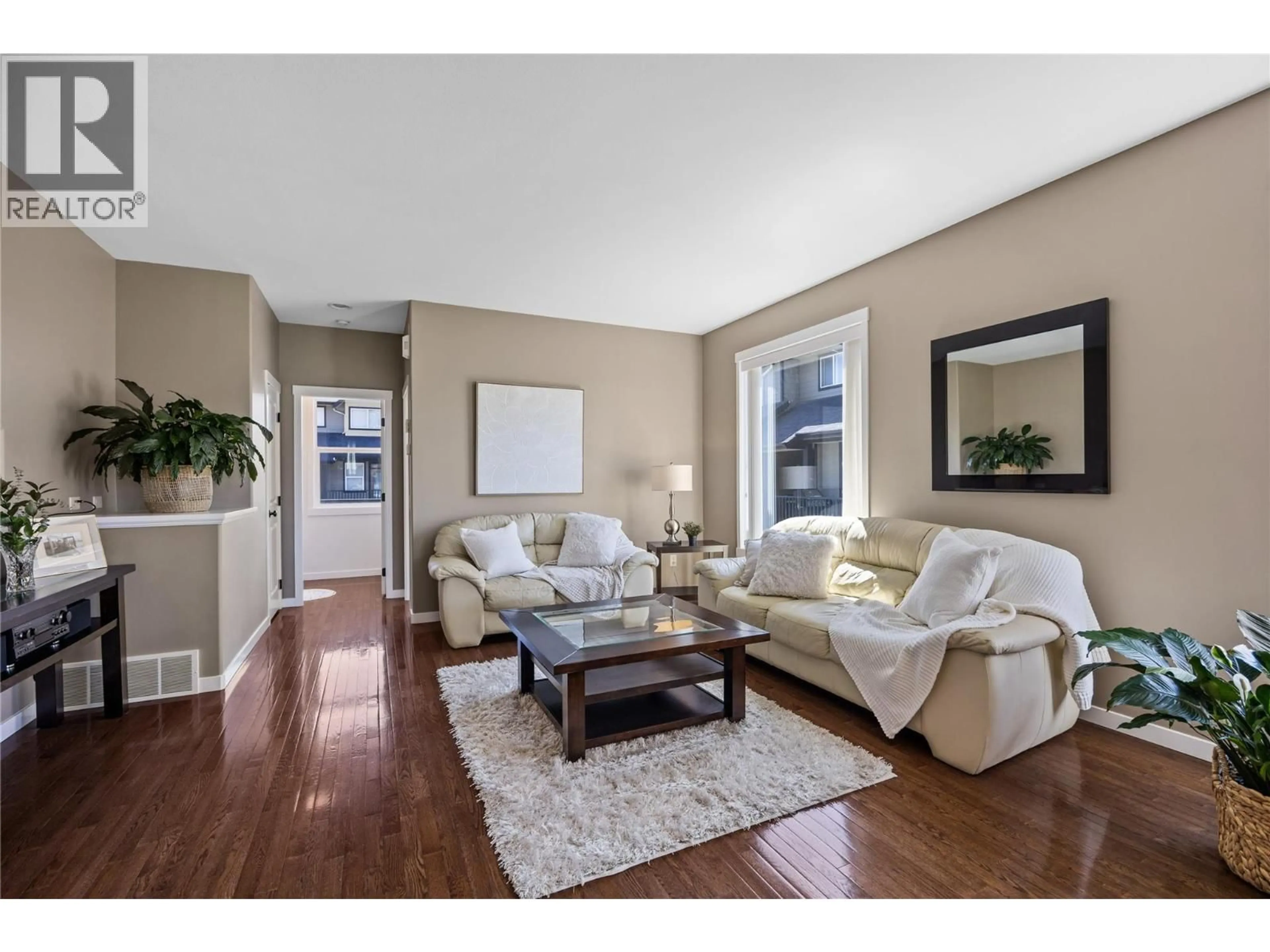Living room with furniture, wood/laminate floor for 2 - 100 SUN RIVERS DRIVE, Kamloops British Columbia V2H1R4