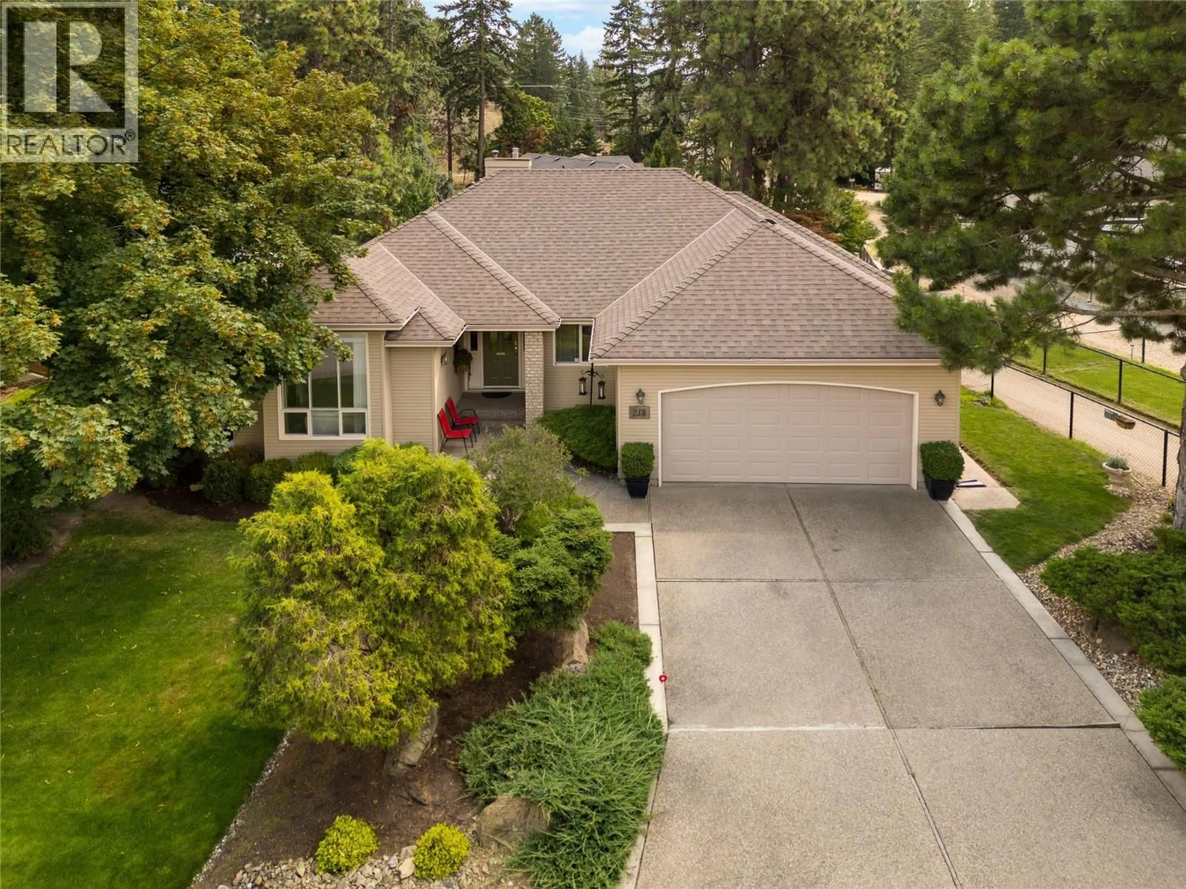 A pic from outside/outdoor area/front of a property/back of a property/a pic from drone, street for 213 MERLIN COURT, Kelowna British Columbia V1V1N2