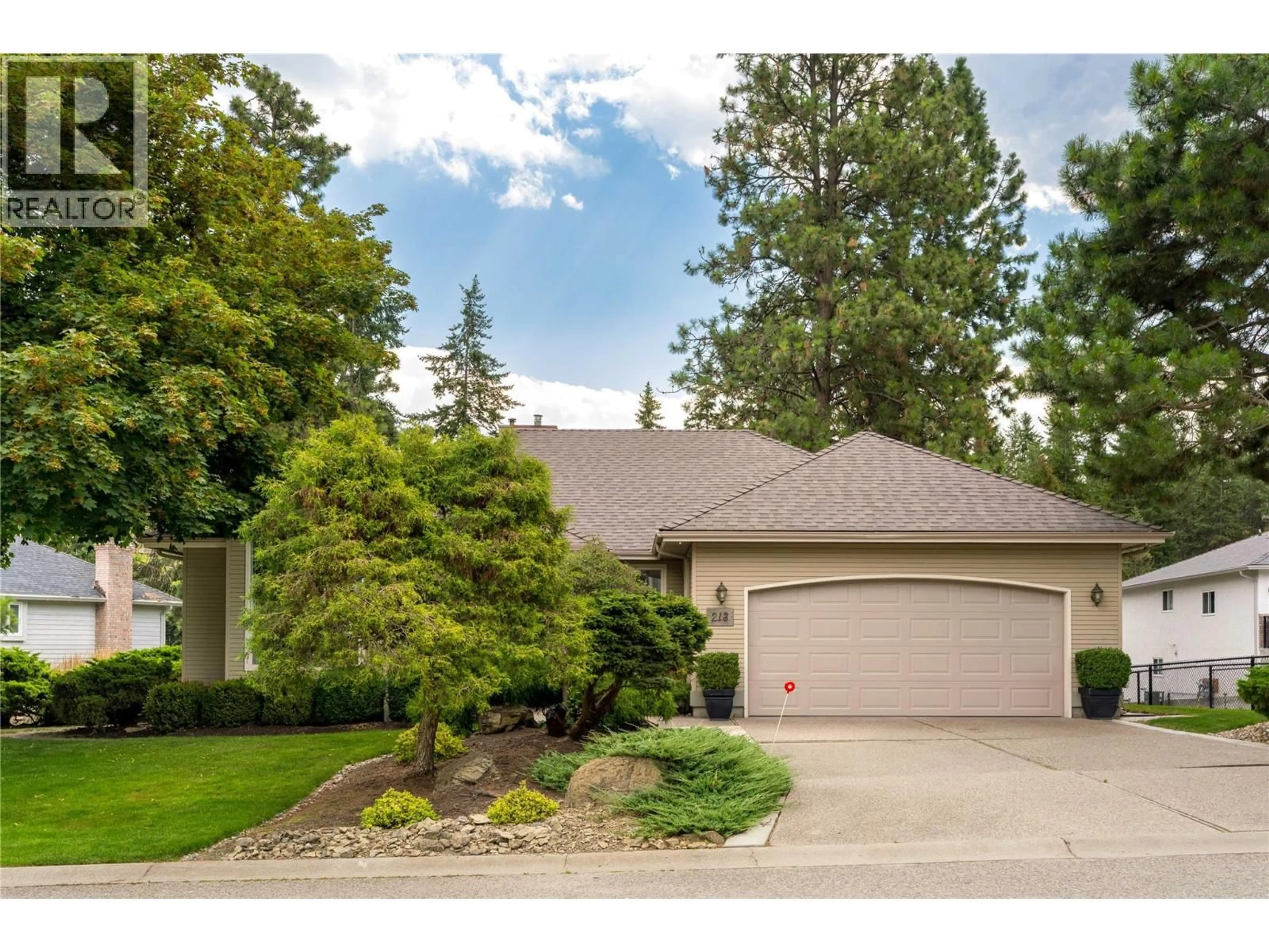 Home with vinyl exterior material, street for 213 MERLIN COURT, Kelowna British Columbia V1V1N2