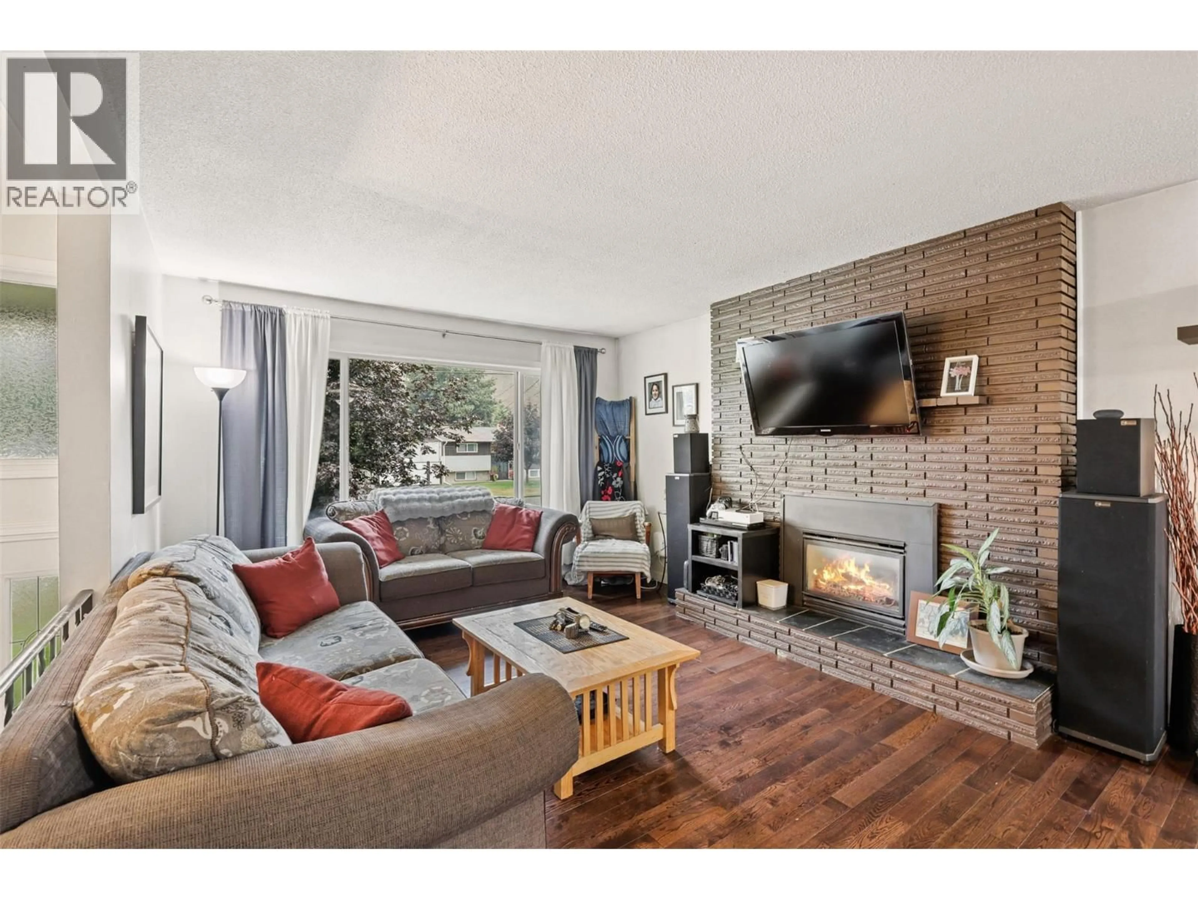 Living room with furniture, wood/laminate floor for 2335 ROSEWOOD AVENUE, Kamloops British Columbia V2B4Y9