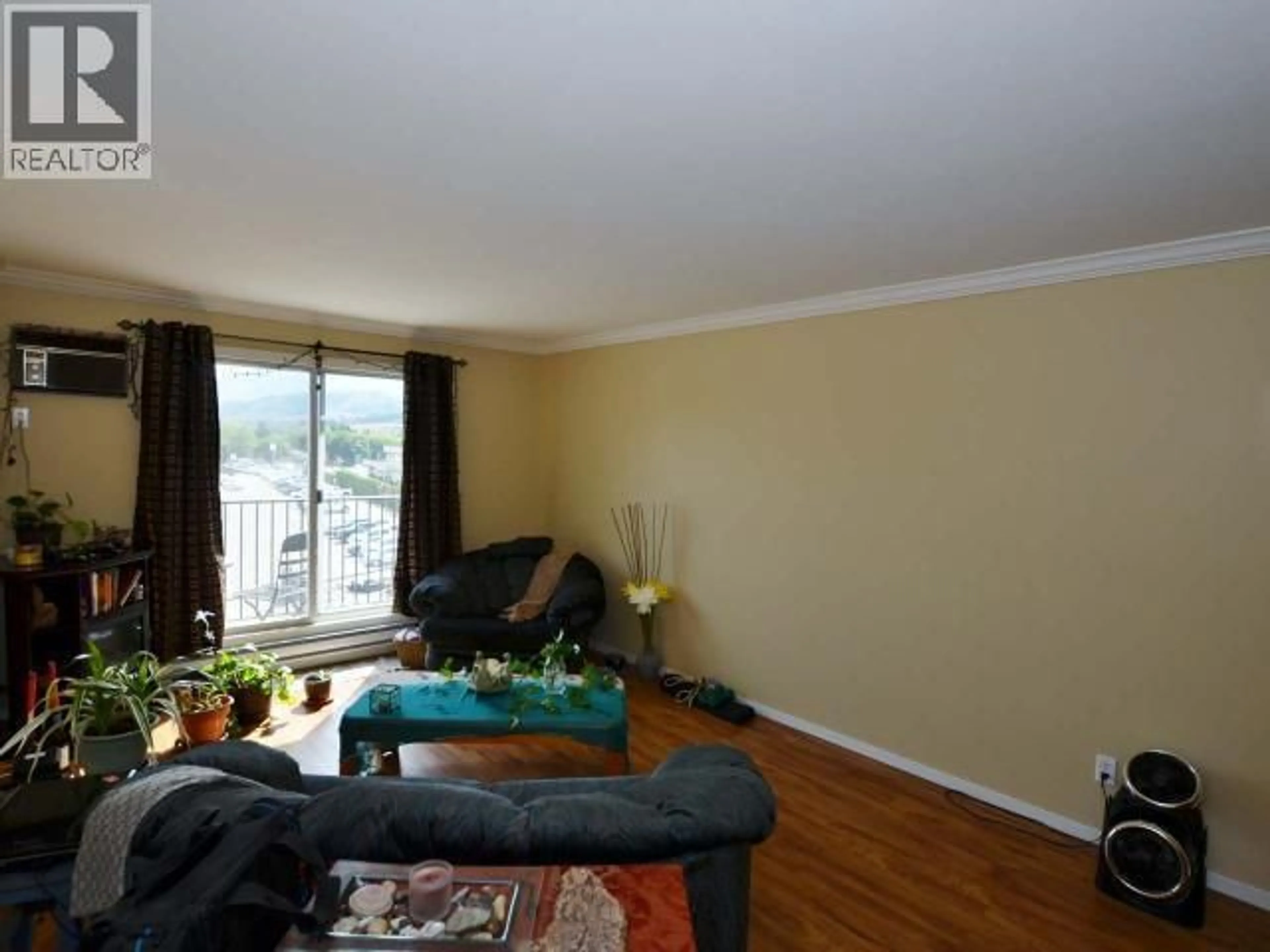 Living room with furniture, wood/laminate floor for 304 - 922 DYNES AVENUE, Penticton British Columbia V2A1E8