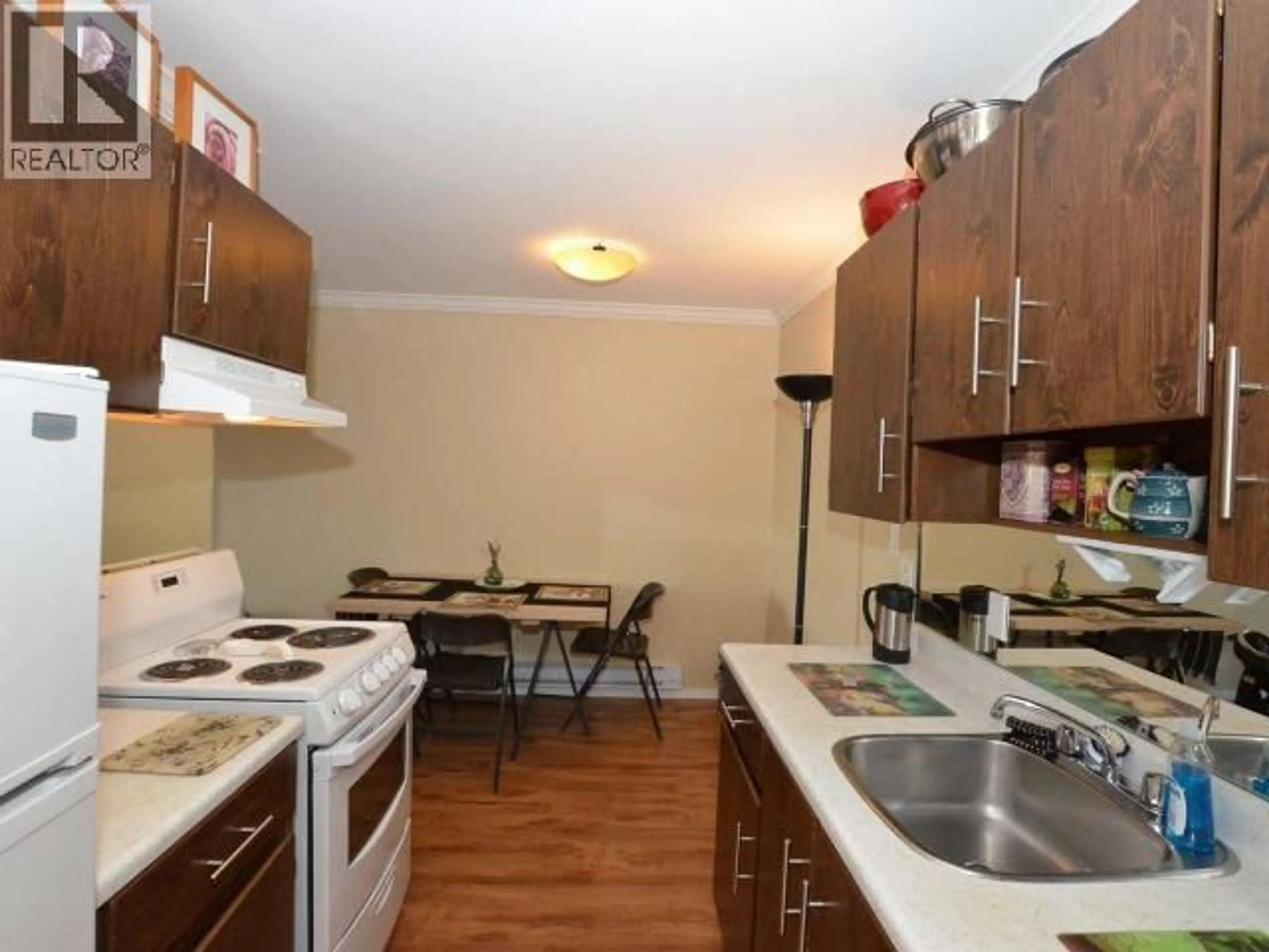 Standard kitchen, wood/laminate floor for 304 - 922 DYNES AVENUE, Penticton British Columbia V2A1E8