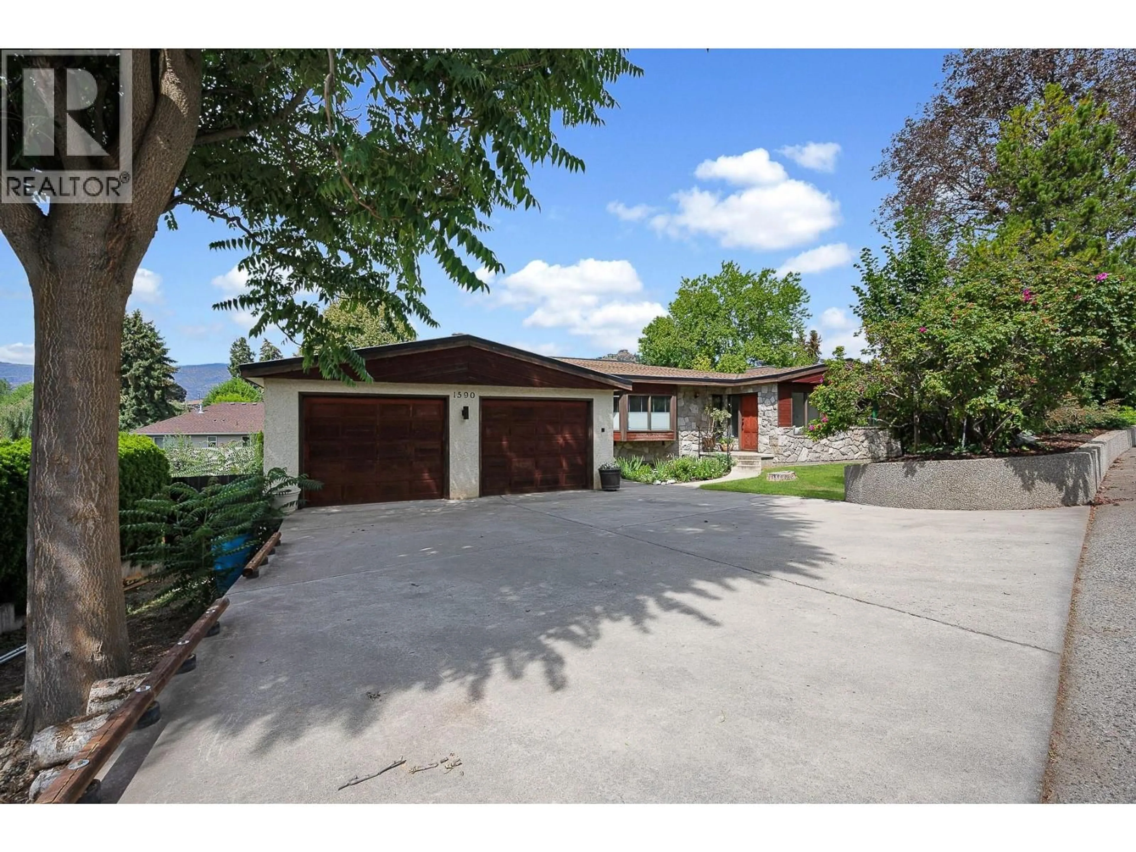 A pic from outside/outdoor area/front of a property/back of a property/a pic from drone, street for 1590 WILLOW CRESCENT, Kelowna British Columbia V1Y4K3