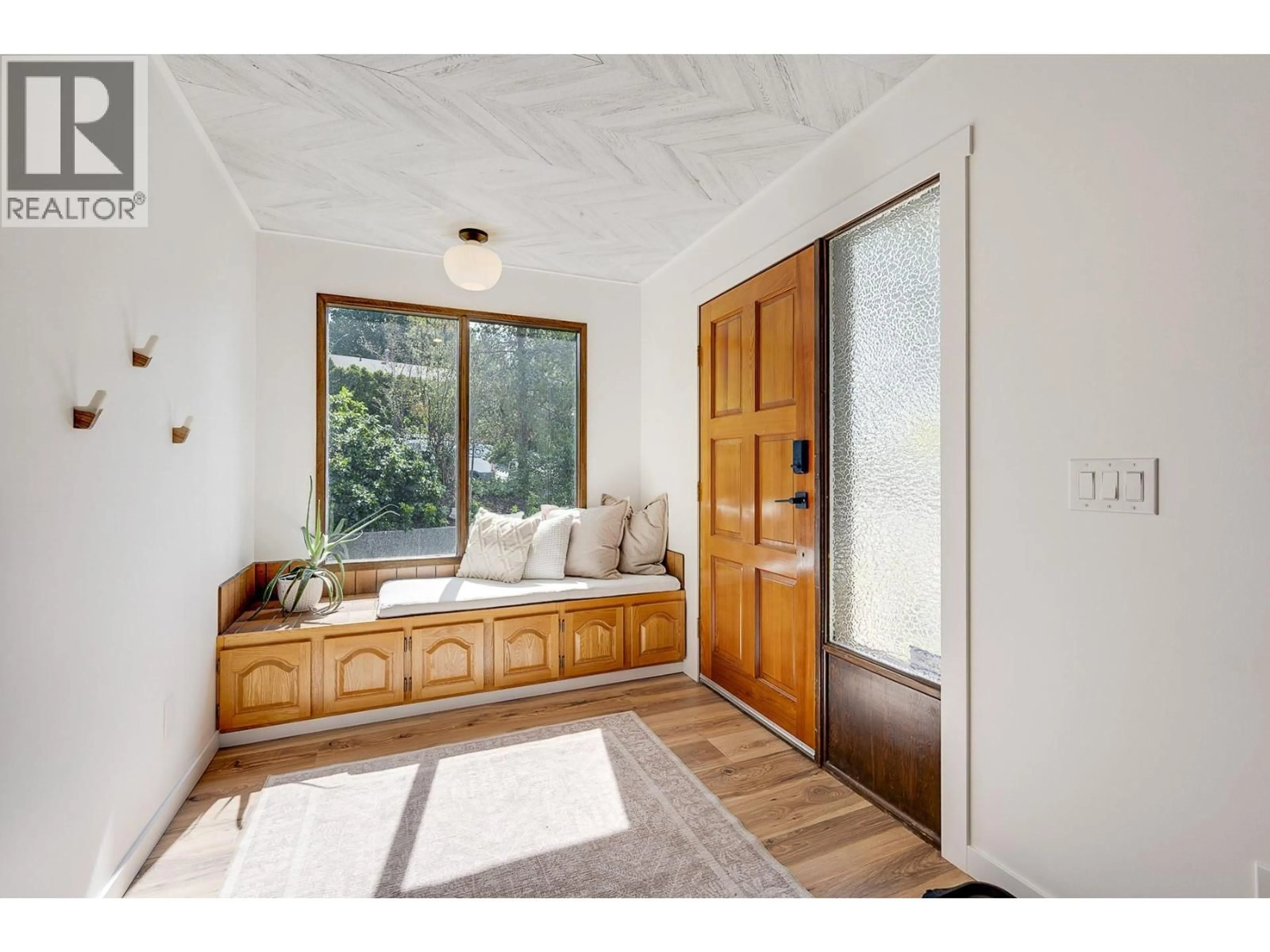 Indoor entryway for 1590 WILLOW CRESCENT, Kelowna British Columbia V1Y4K3