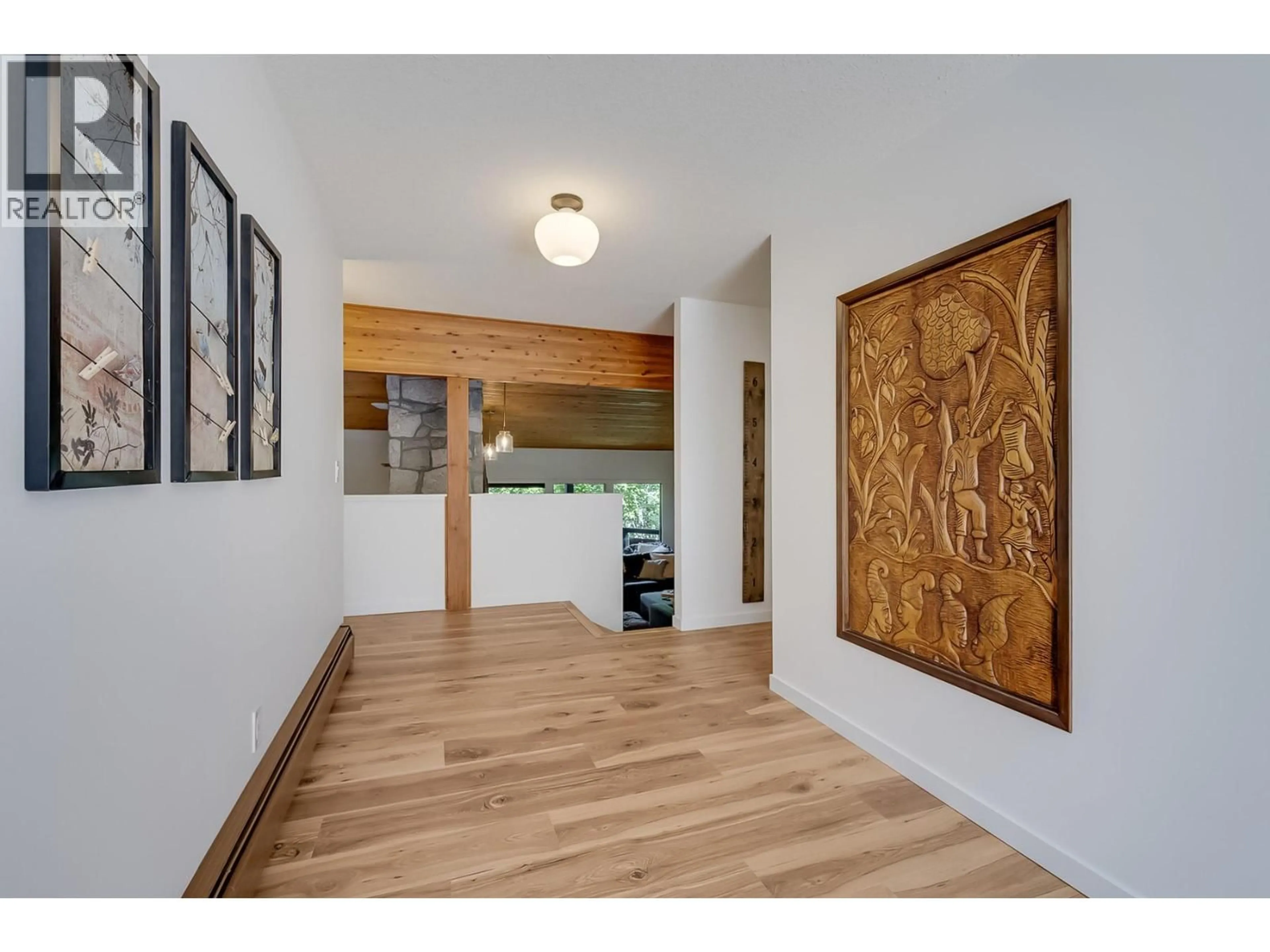 Indoor entryway for 1590 WILLOW CRESCENT, Kelowna British Columbia V1Y4K3