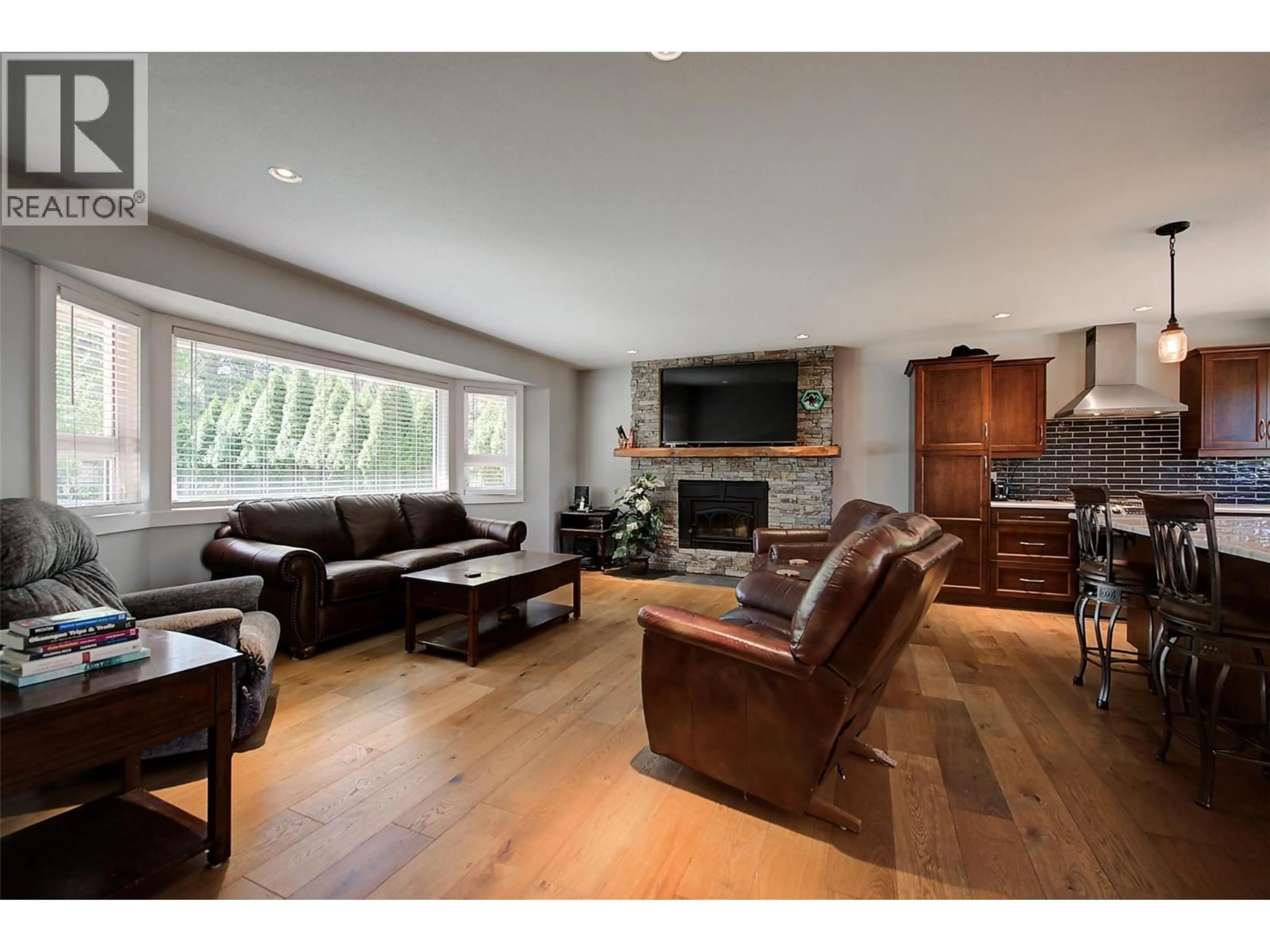 Living room with furniture, wood/laminate floor for 1440 MISSION RIDGE DRIVE, Kelowna British Columbia V1W3B1