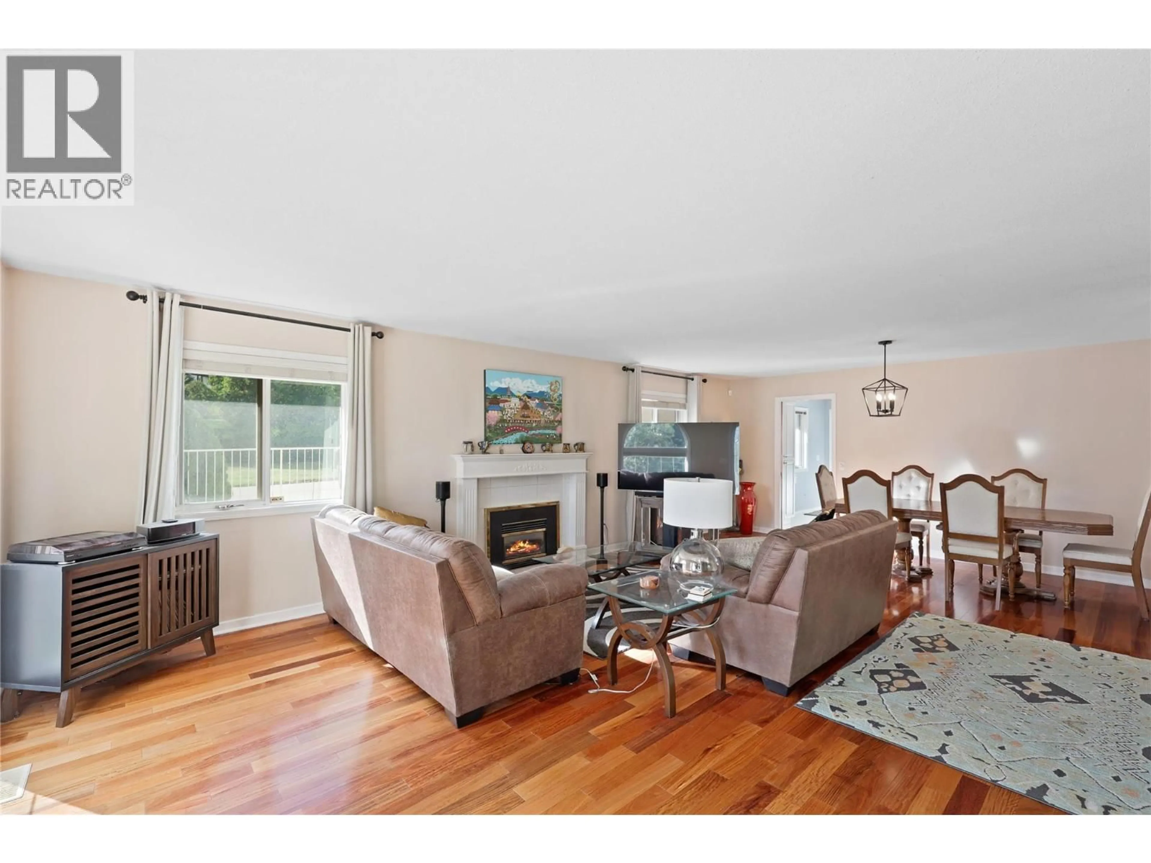 Living room with furniture, wood/laminate floor for 2401 PARKVIEW DRIVE, Kamloops British Columbia V2B7H9
