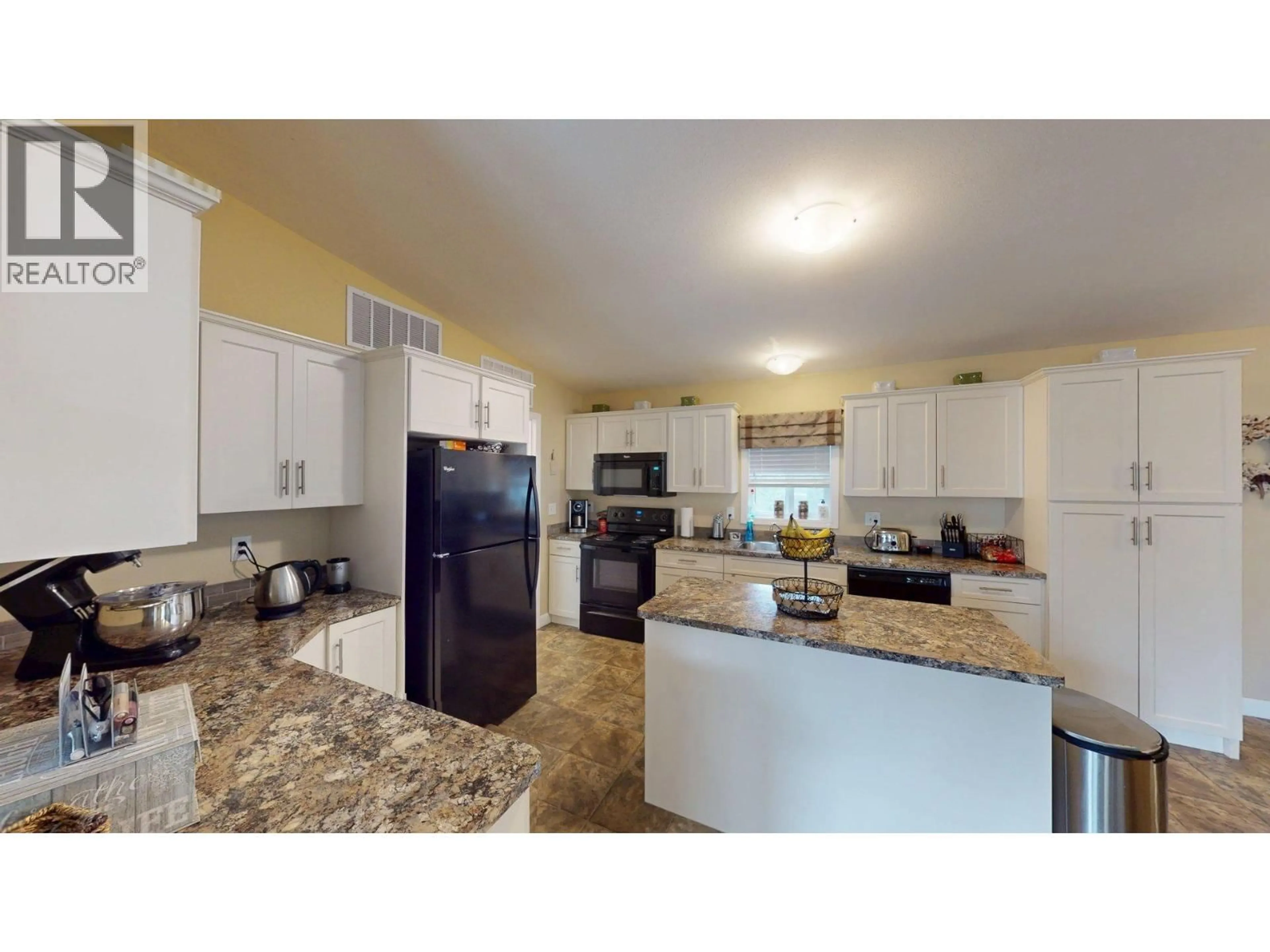 Open concept kitchen, ceramic/tile floor for 39 WILDERNESS HEIGHTS WAY, Elkford British Columbia V0B1H0
