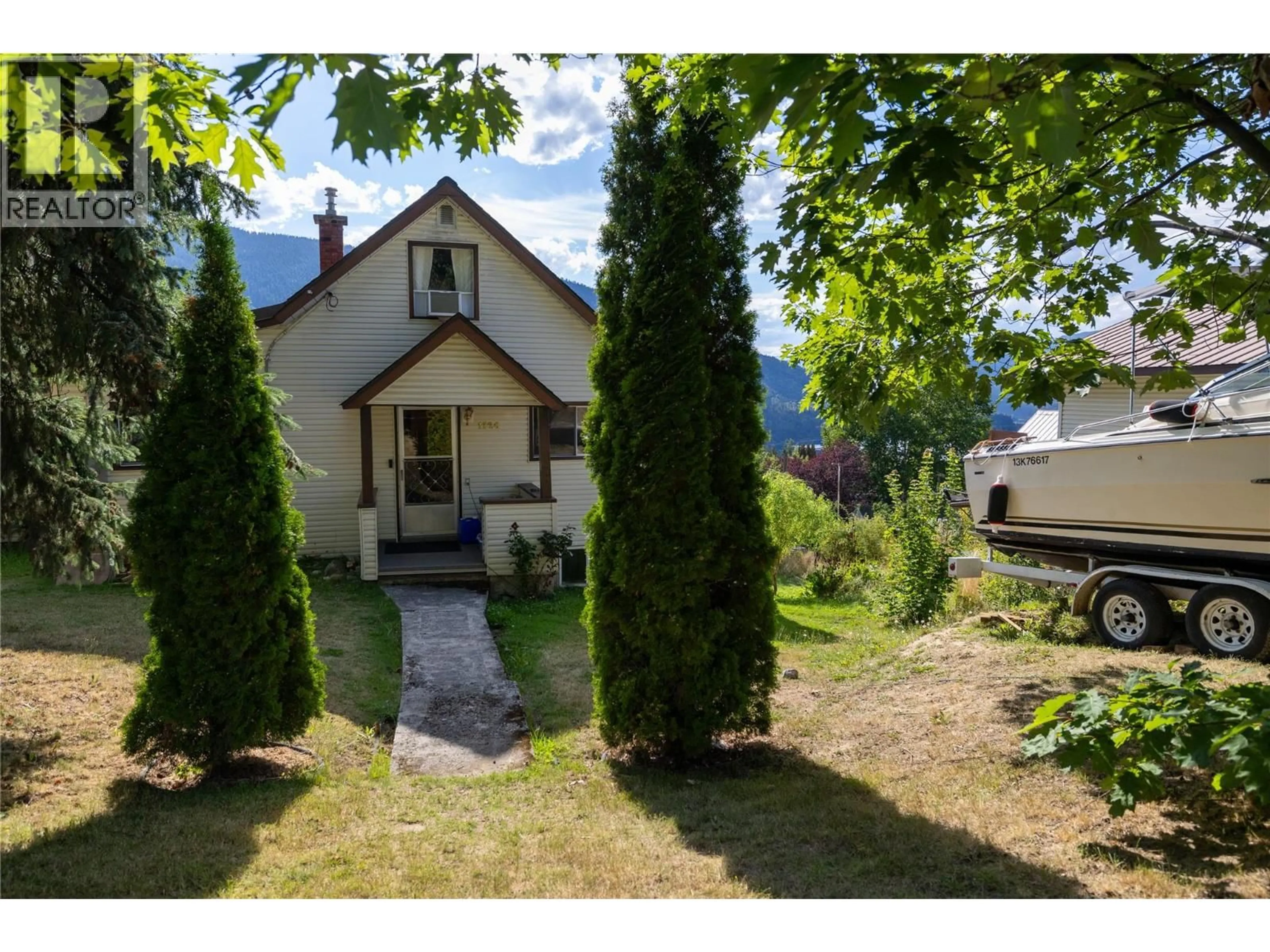 A pic from outside/outdoor area/front of a property/back of a property/a pic from drone, street for 1324 CEDAR STREET, Nelson British Columbia V1L2E8