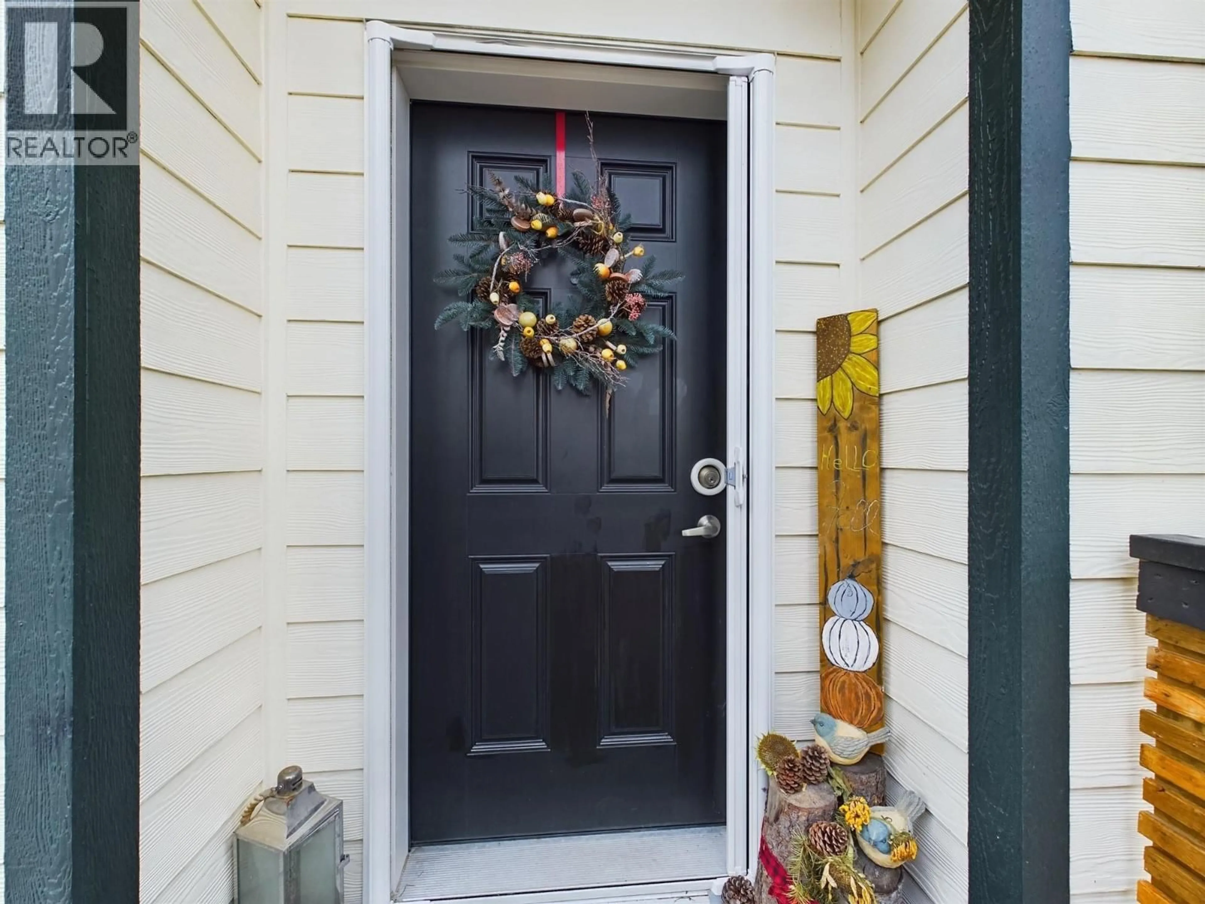Indoor entryway for 1020 BULLMOOSE WAY, Osoyoos British Columbia V0H1V6