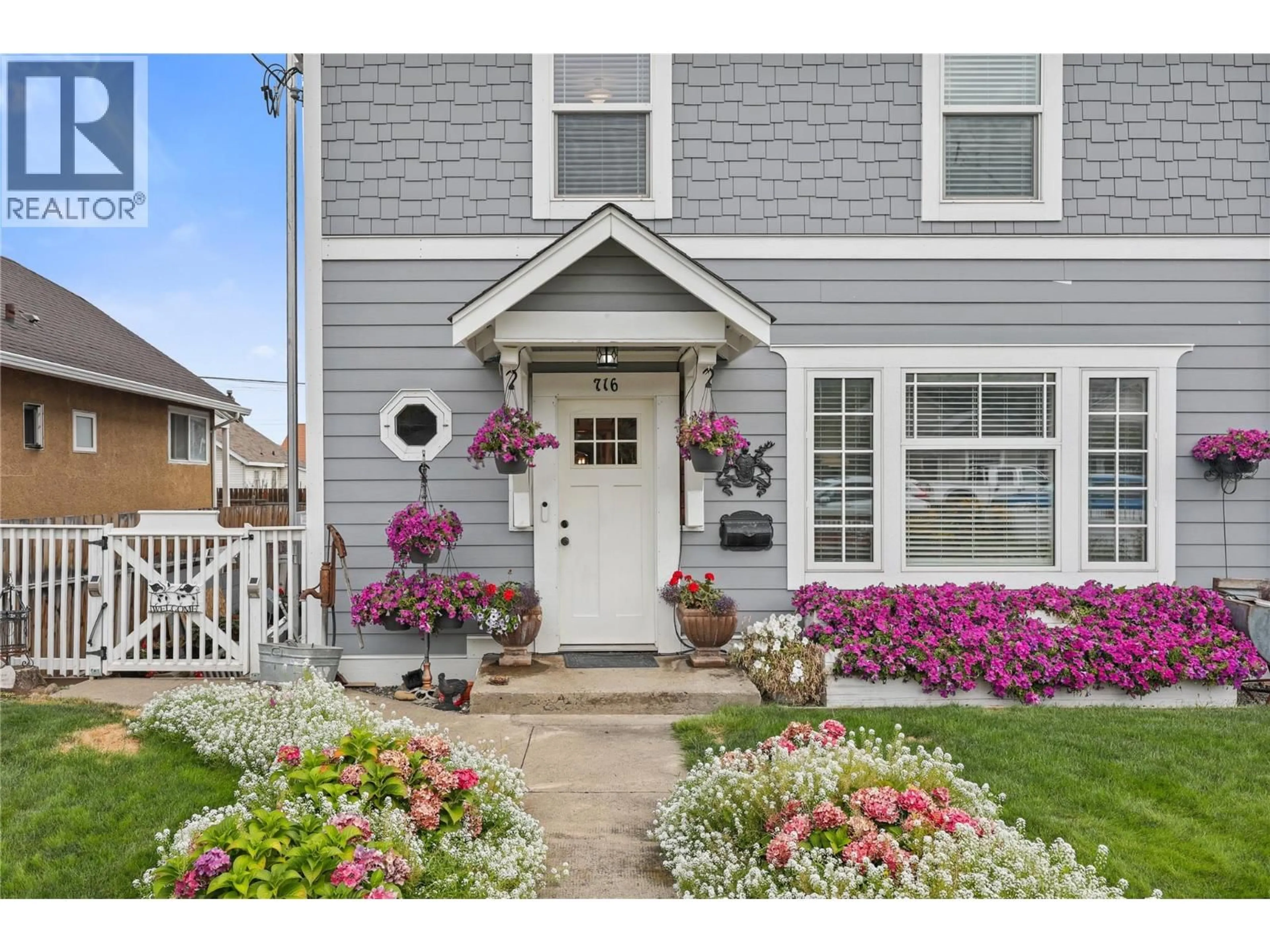 Home with vinyl exterior material, street for 716 COLUMBIA STREET, Kamloops British Columbia V2C3A6