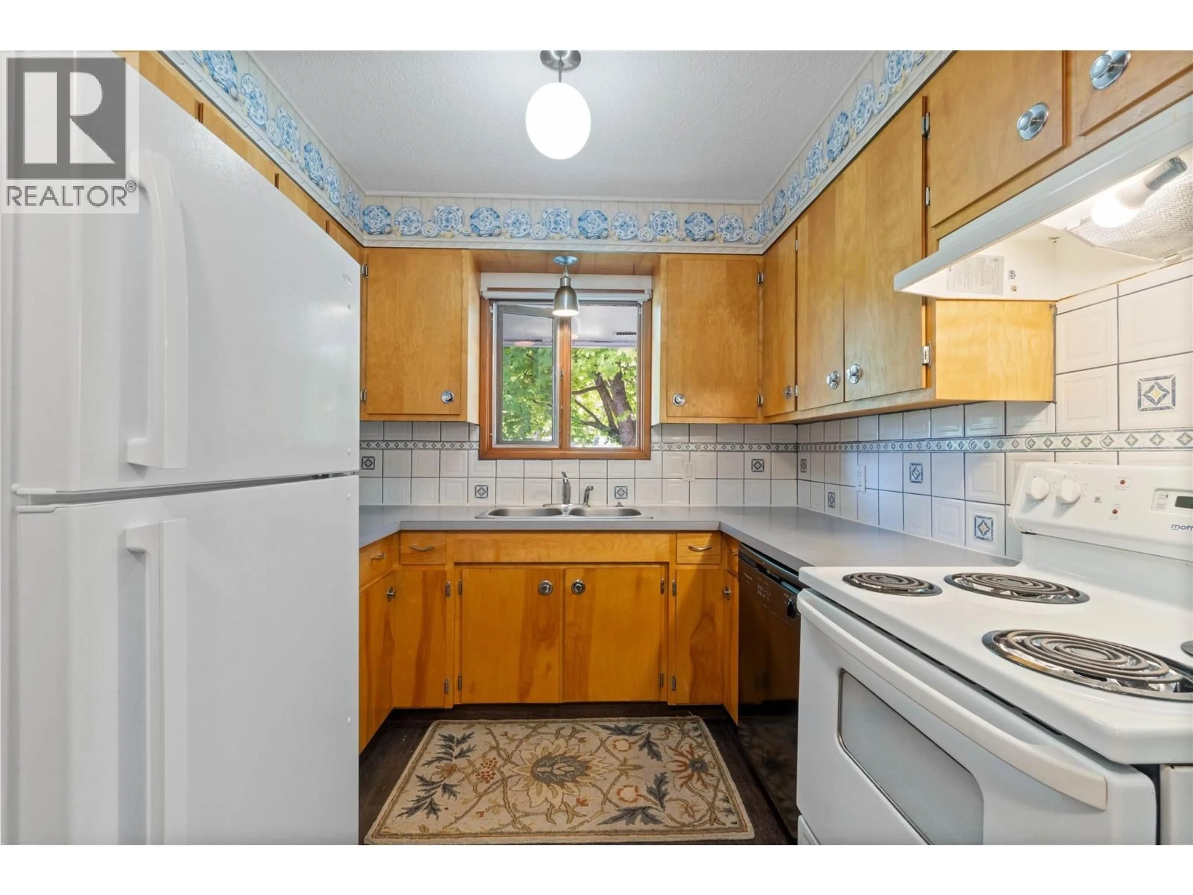 Standard kitchen, ceramic/tile floor for 2941 30 STREET NORTHEAST, Salmon Arm British Columbia V1E3G7