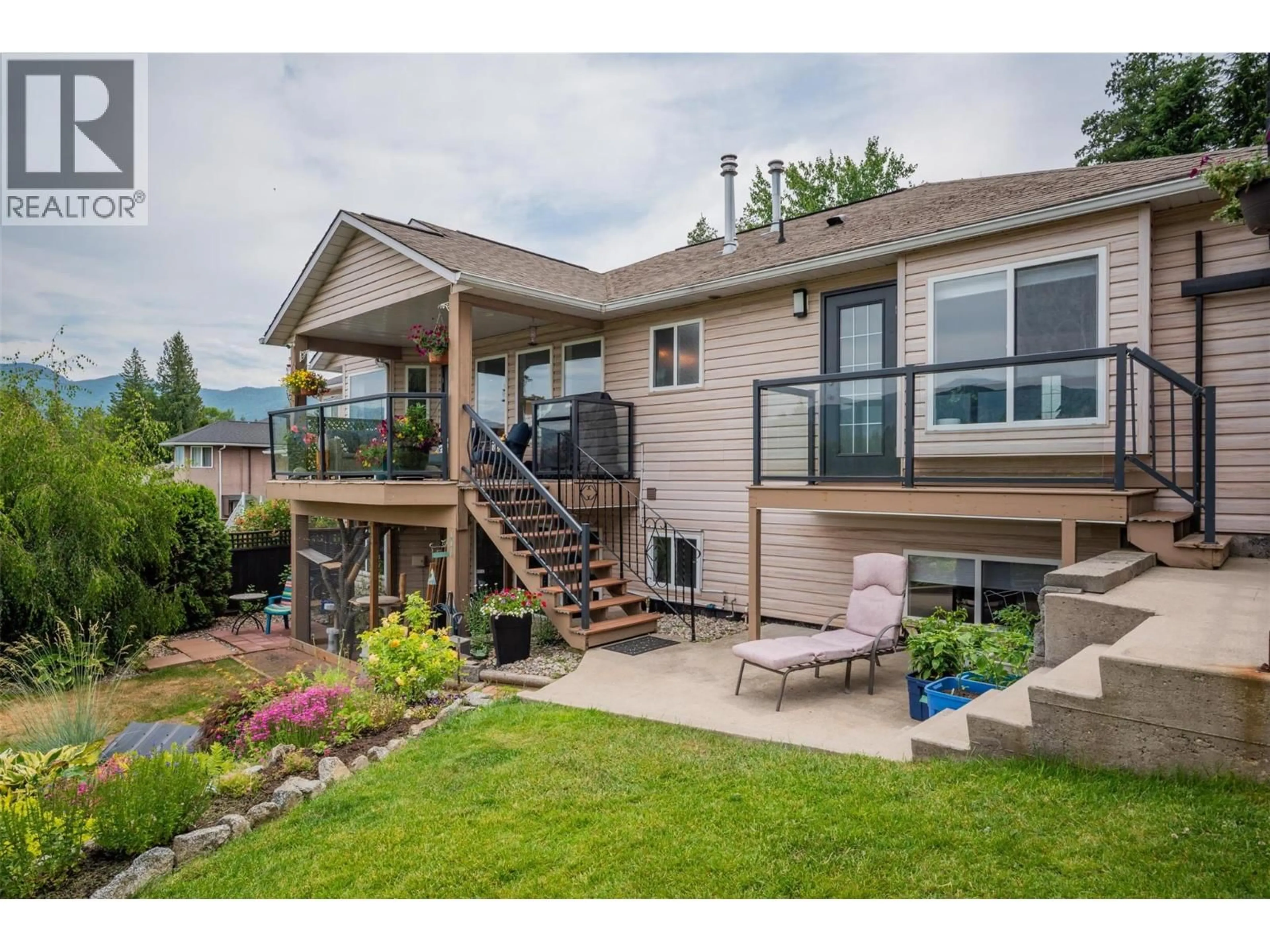 Home with vinyl exterior material, unknown for 1389 FOREST ROAD, Castlegar British Columbia V1N3Z1