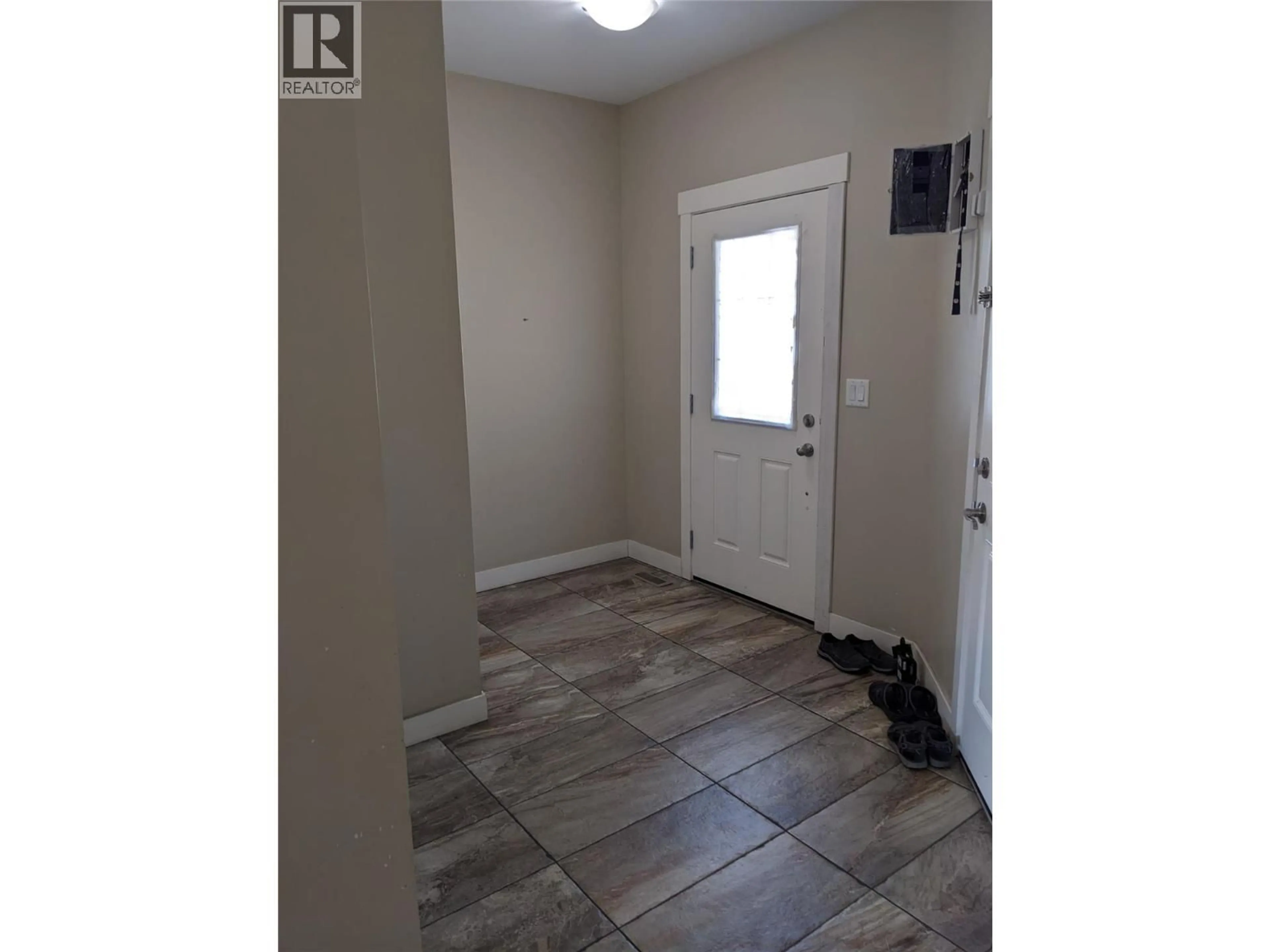Indoor entryway for 4425 BELLEVUE DRIVE, Vernon British Columbia V1T9Y4