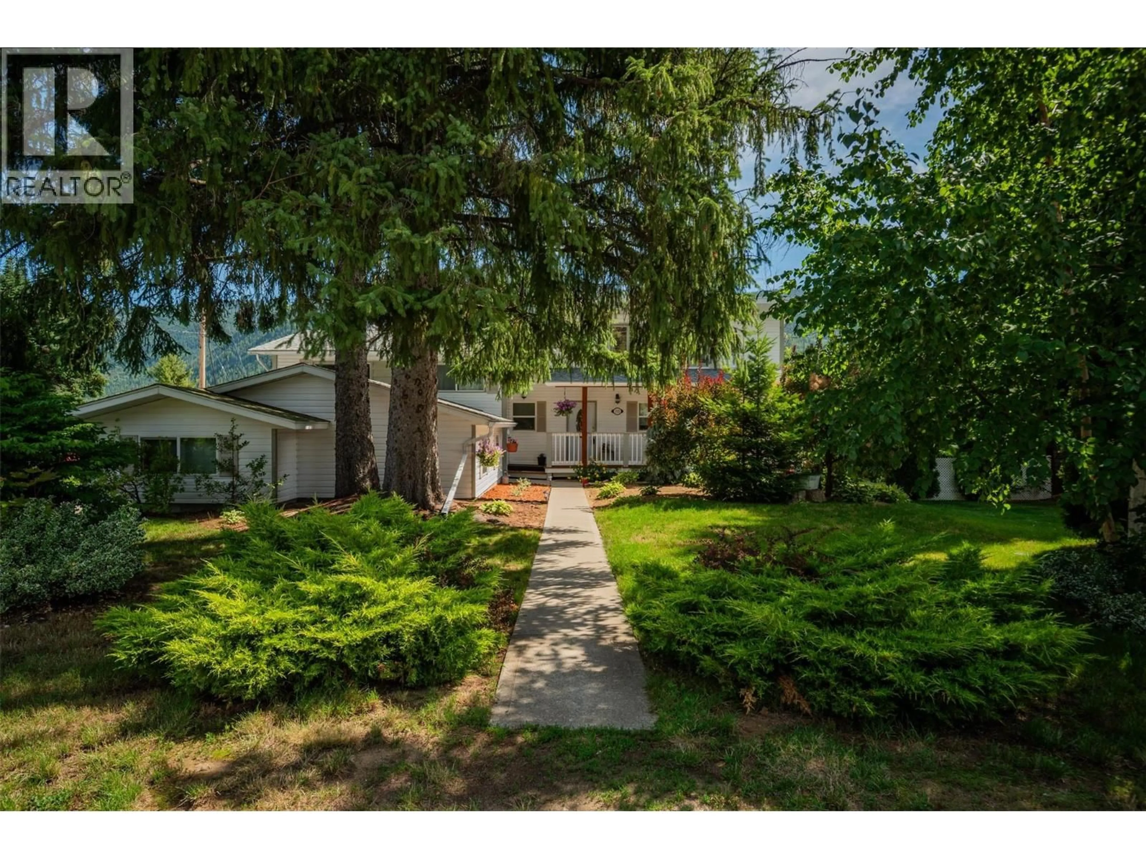 A pic from outside/outdoor area/front of a property/back of a property/a pic from drone, street for 3101 4TH AVENUE, Castlegar British Columbia V1N2S5