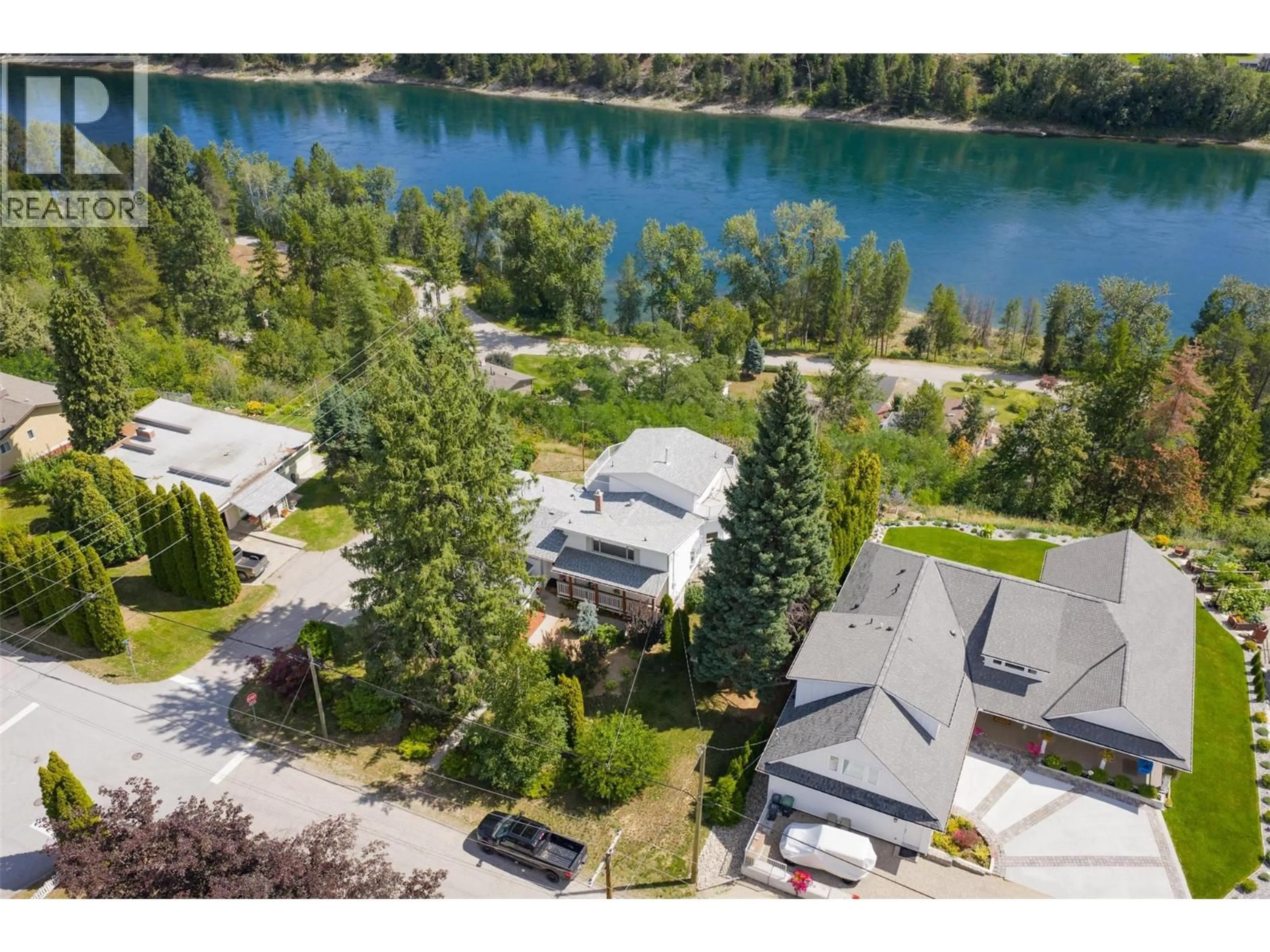 A pic from outside/outdoor area/front of a property/back of a property/a pic from drone, water/lake/river/ocean view for 3101 4TH AVENUE, Castlegar British Columbia V1N2S5