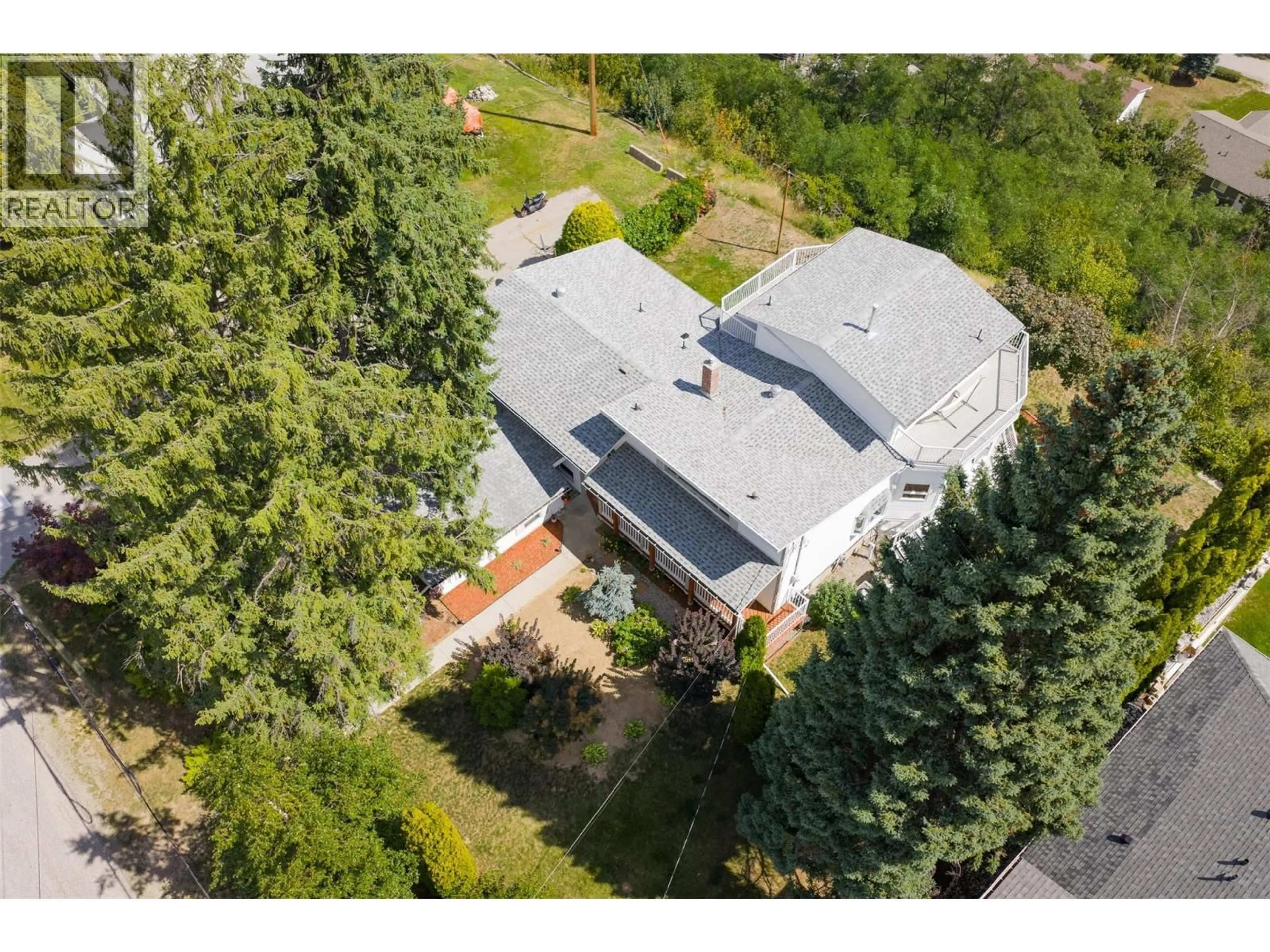 A pic from outside/outdoor area/front of a property/back of a property/a pic from drone, street for 3101 4TH AVENUE, Castlegar British Columbia V1N2S5