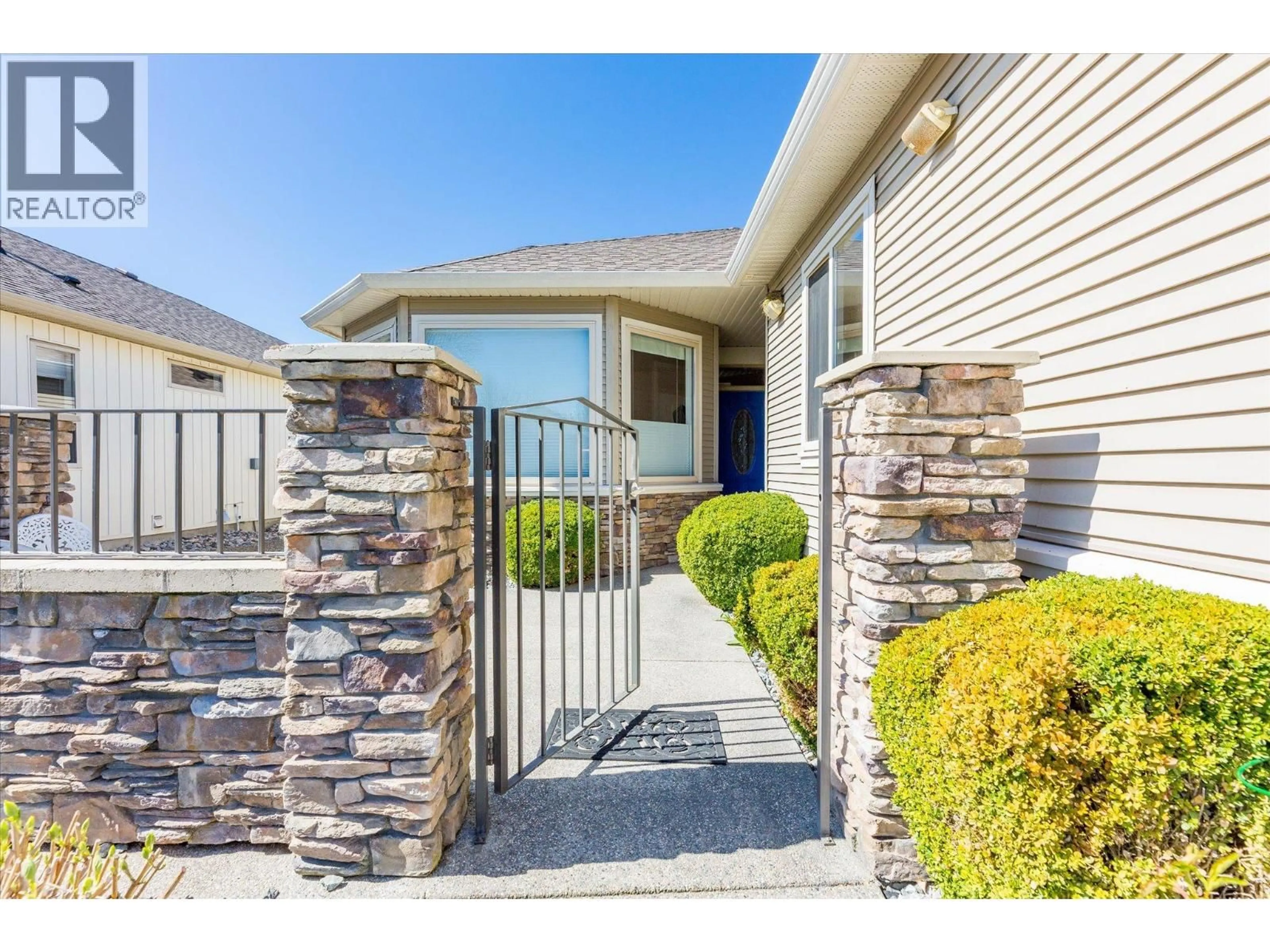 Home with vinyl exterior material, street for 384 - 2365 STILLINGFLEET ROAD, Kelowna British Columbia V1W4X5
