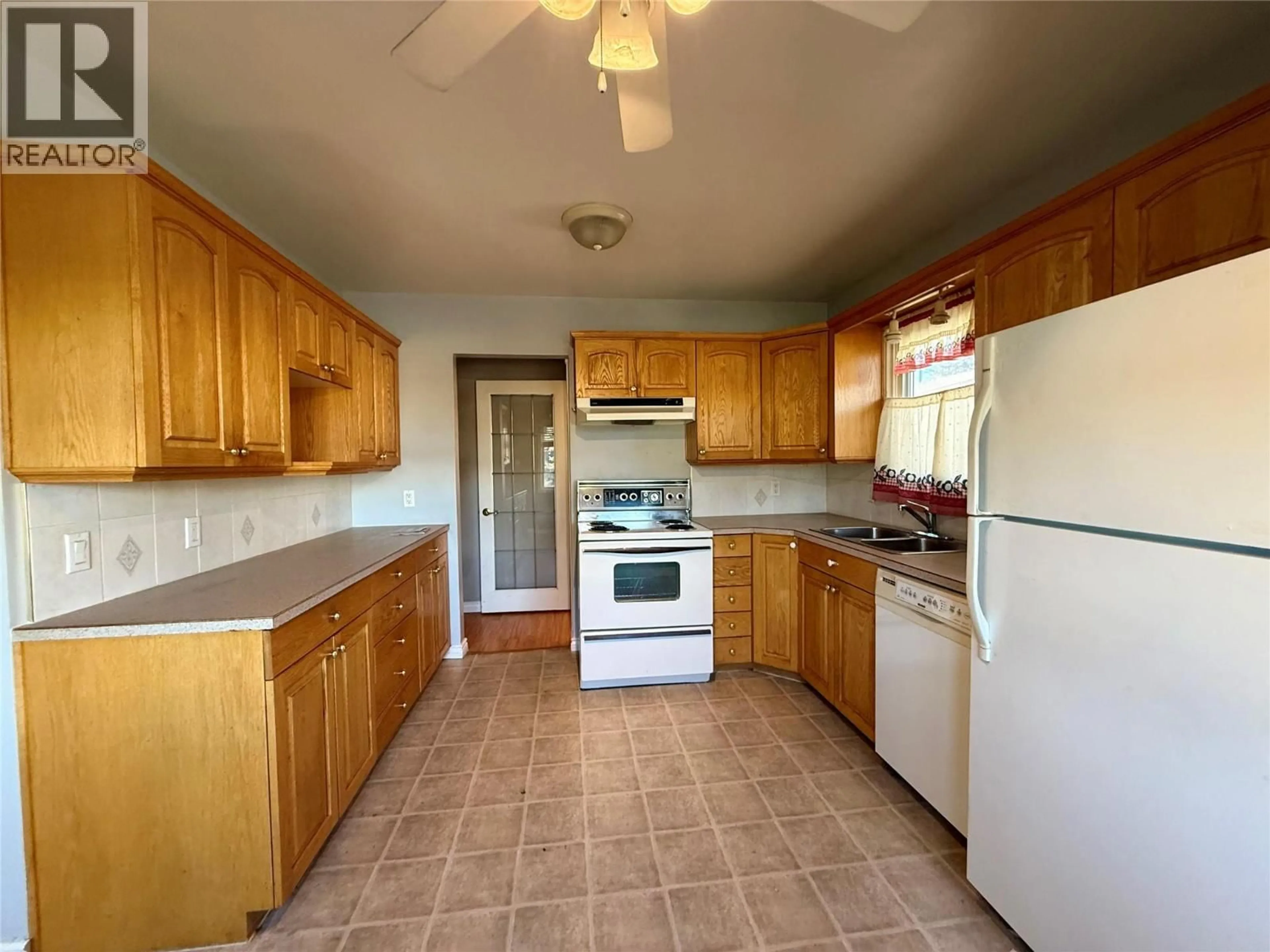 Standard kitchen, unknown for 705 14TH AVENUE SOUTH, Cranbrook British Columbia V1C2Y2