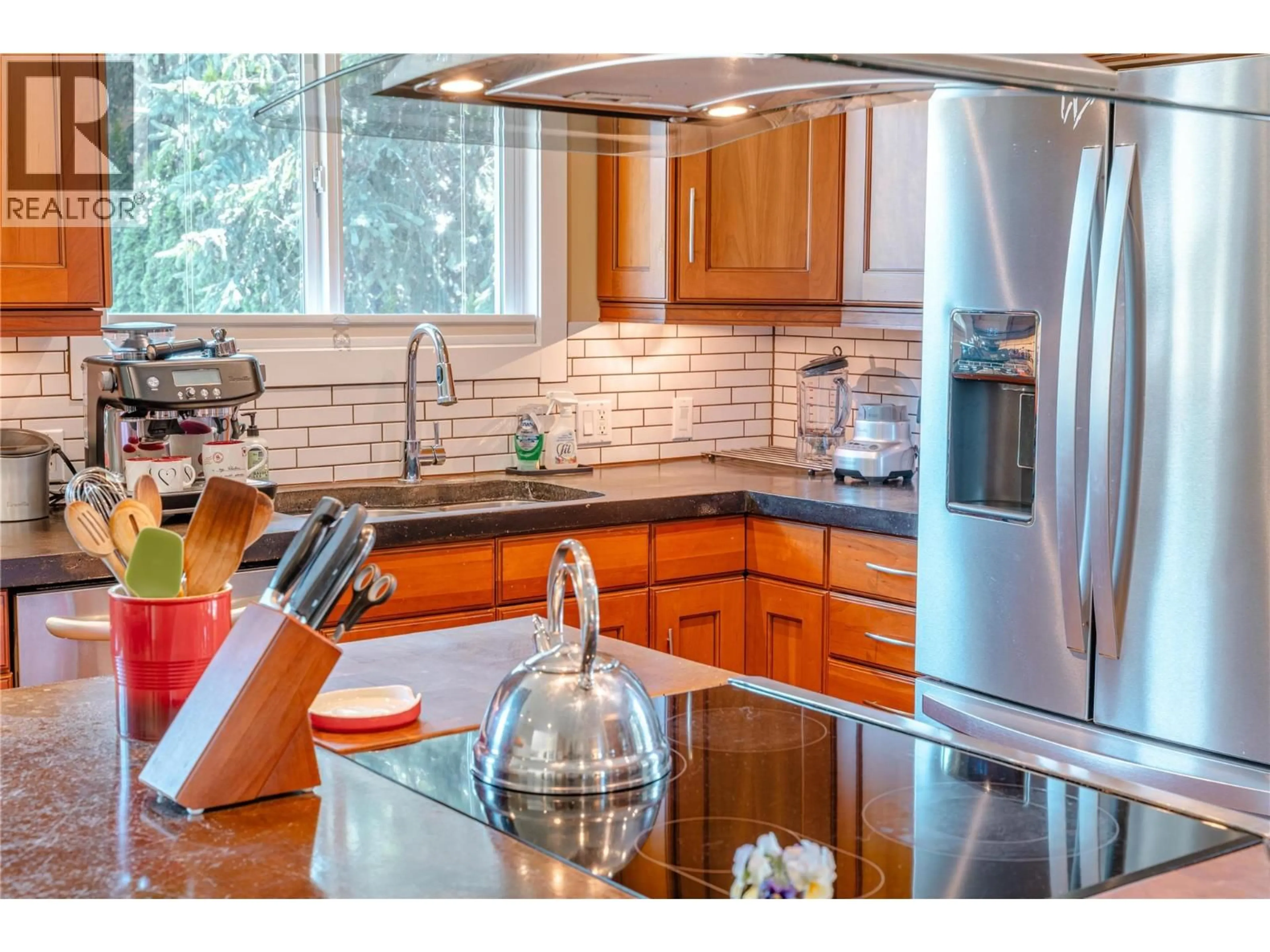 Contemporary kitchen, unknown for 1727 TILLEN ROAD, Revelstoke British Columbia V0E2S1