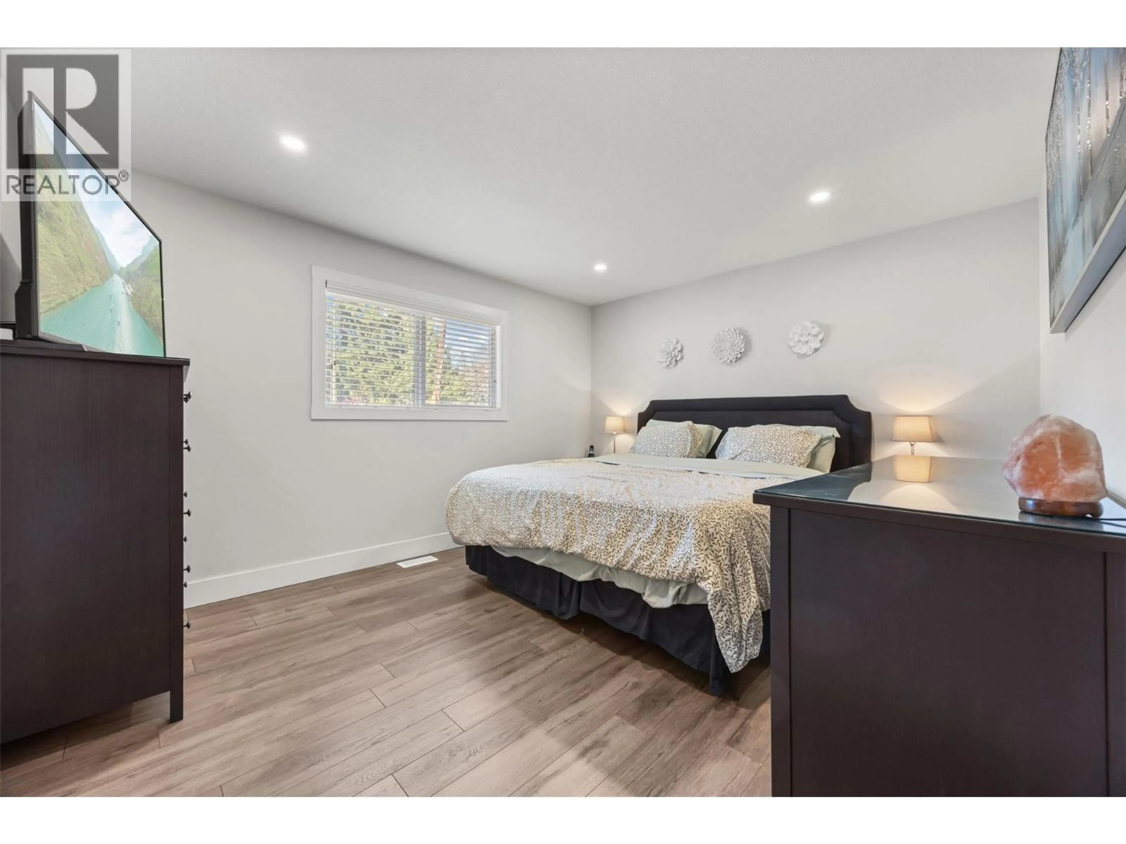 Bedroom with bed, wood/laminate floor for 1255 RIO DRIVE, Kelowna British Columbia V1V1E2