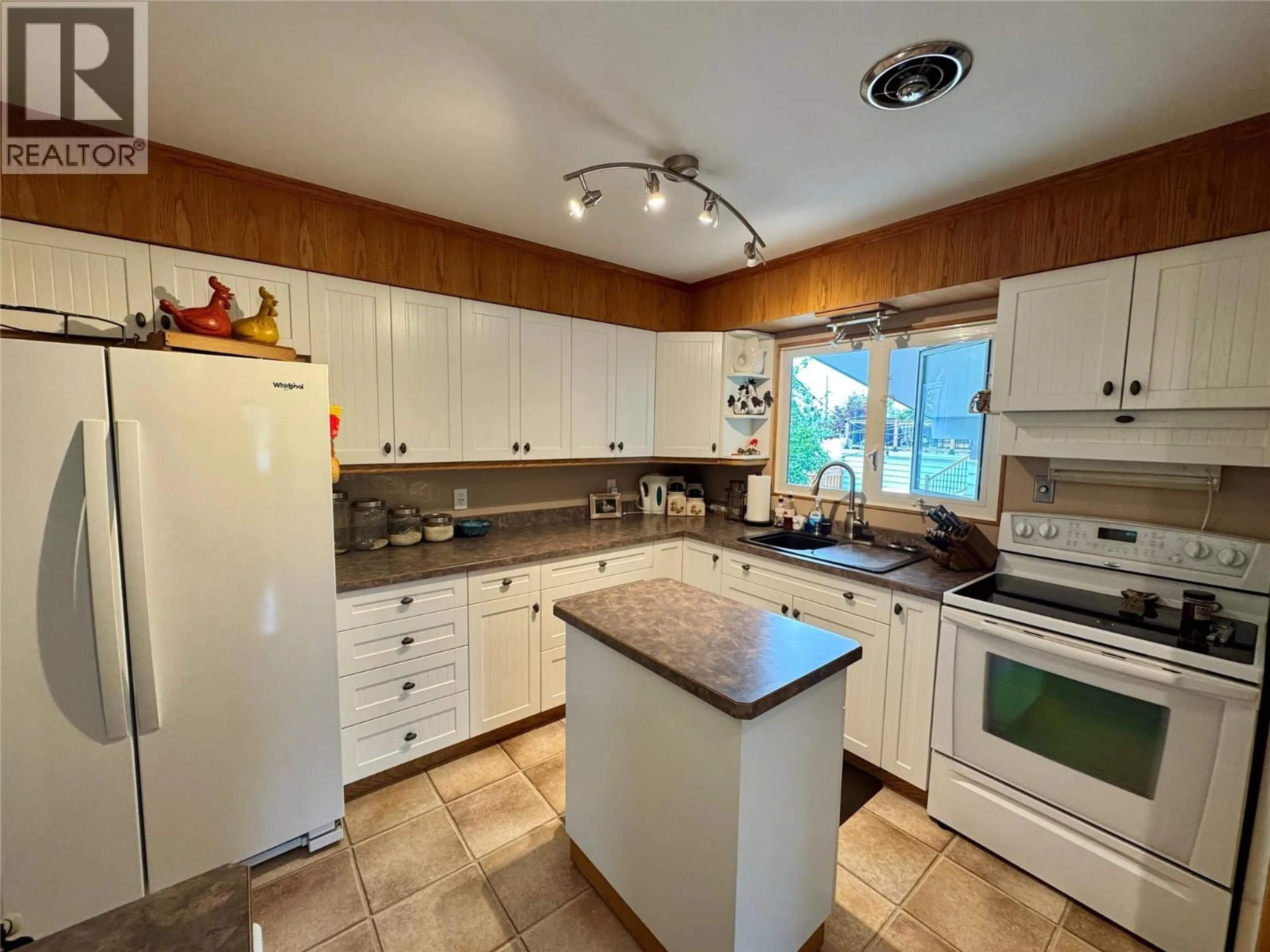 Standard kitchen, unknown for 1537 95 AVENUE, Dawson Creek British Columbia V1G1J9