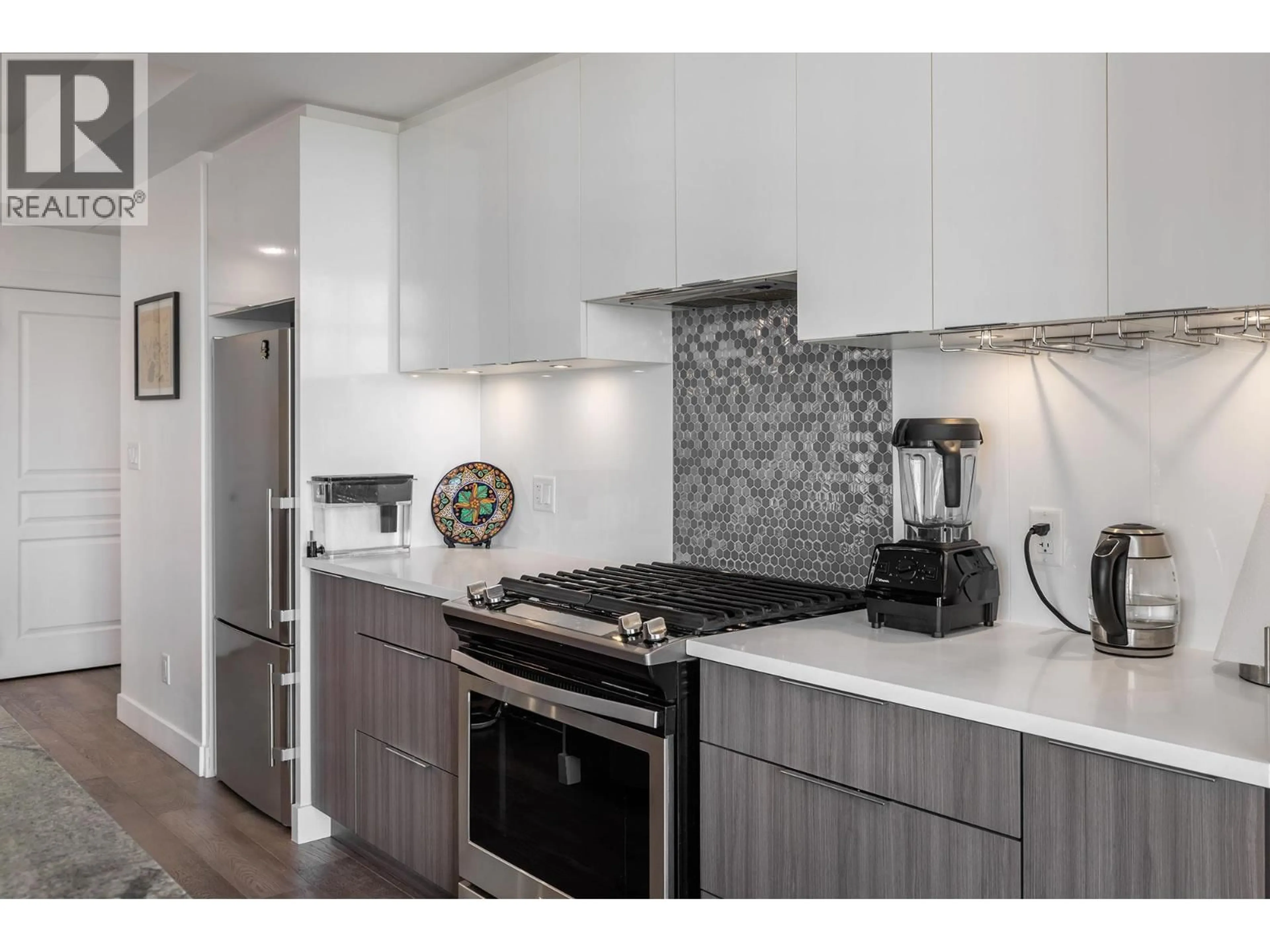 Contemporary kitchen, unknown for 801 - 1151 SUNSET DRIVE, Kelowna British Columbia V1Y0G2