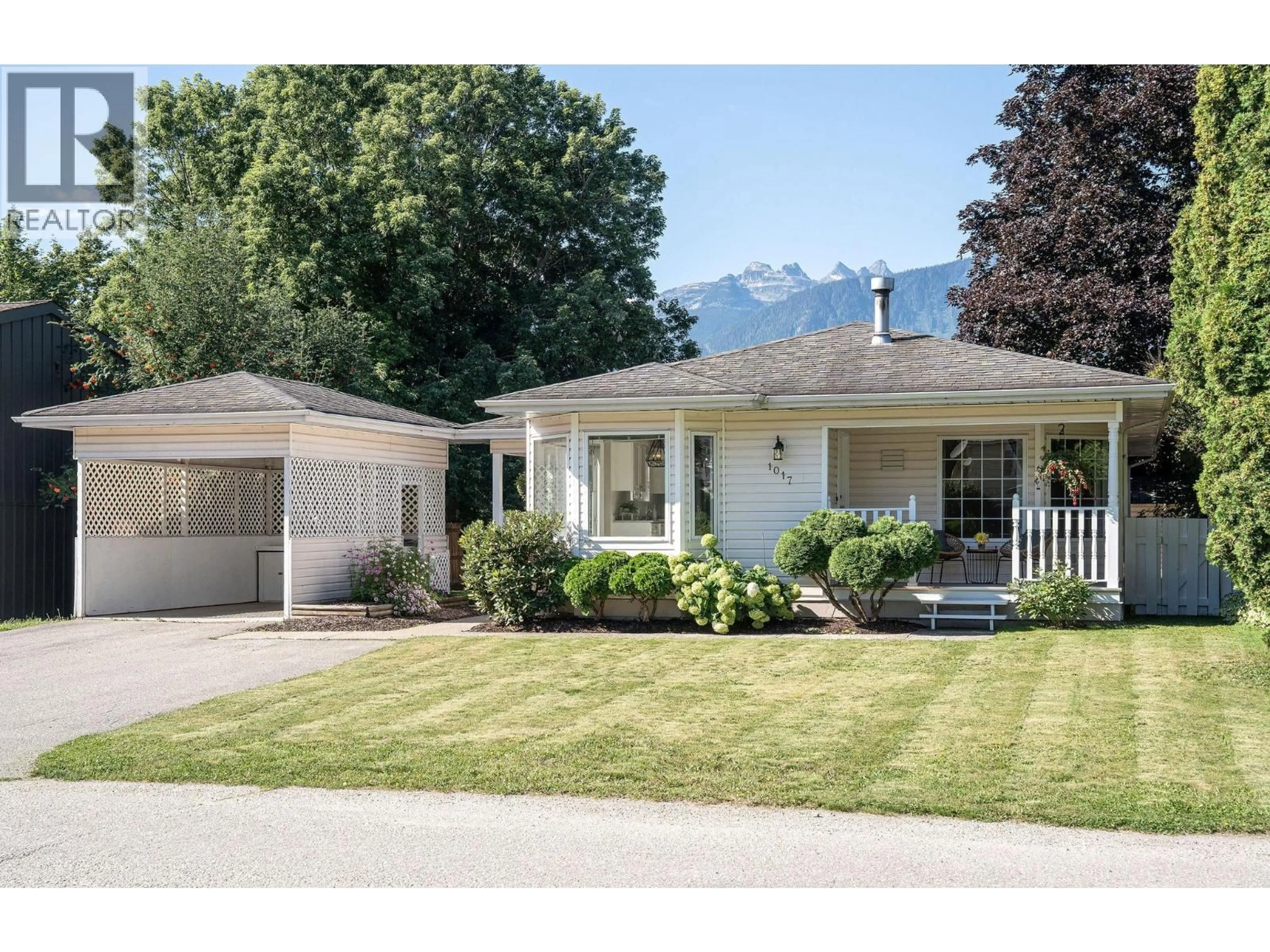 Home with vinyl exterior material, street for 1017 COTTONWOOD STREET, Revelstoke British Columbia V0E2S0