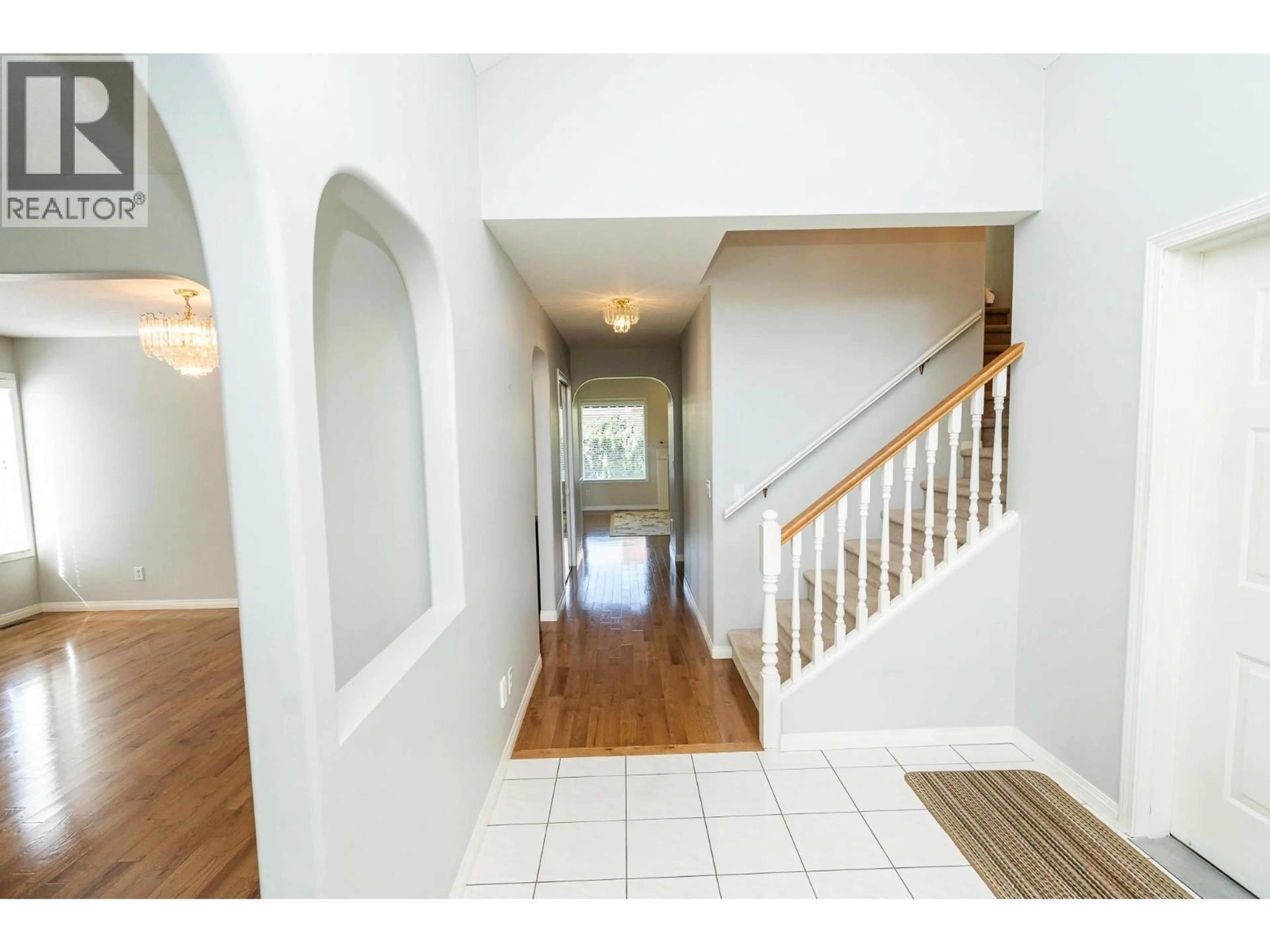 Indoor foyer for 201 - 650 LEXINGTON DRIVE, Kelowna British Columbia V1W3B6