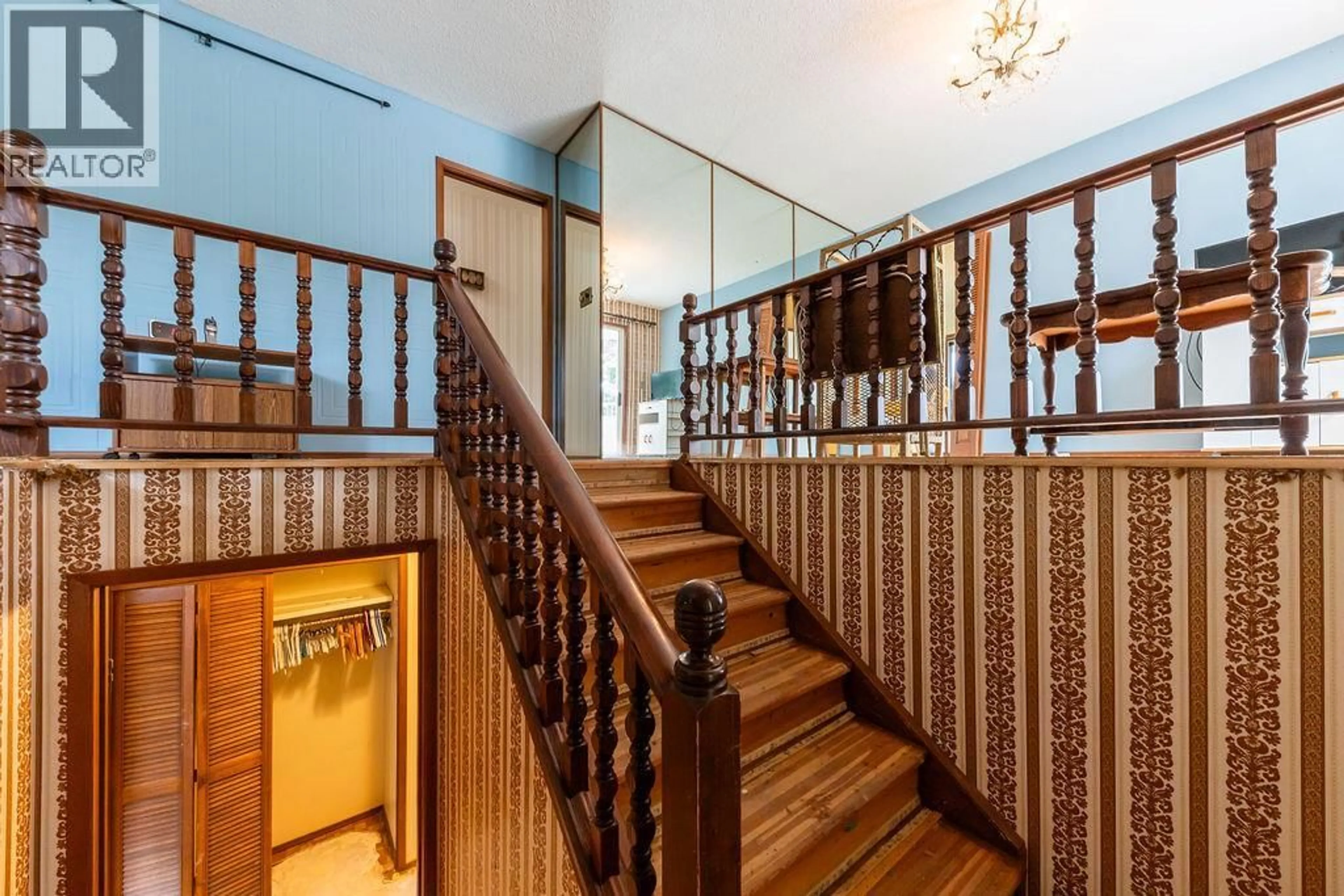 Indoor foyer for 1561 PLATEAU PLACE, Kamloops British Columbia V2E1C5