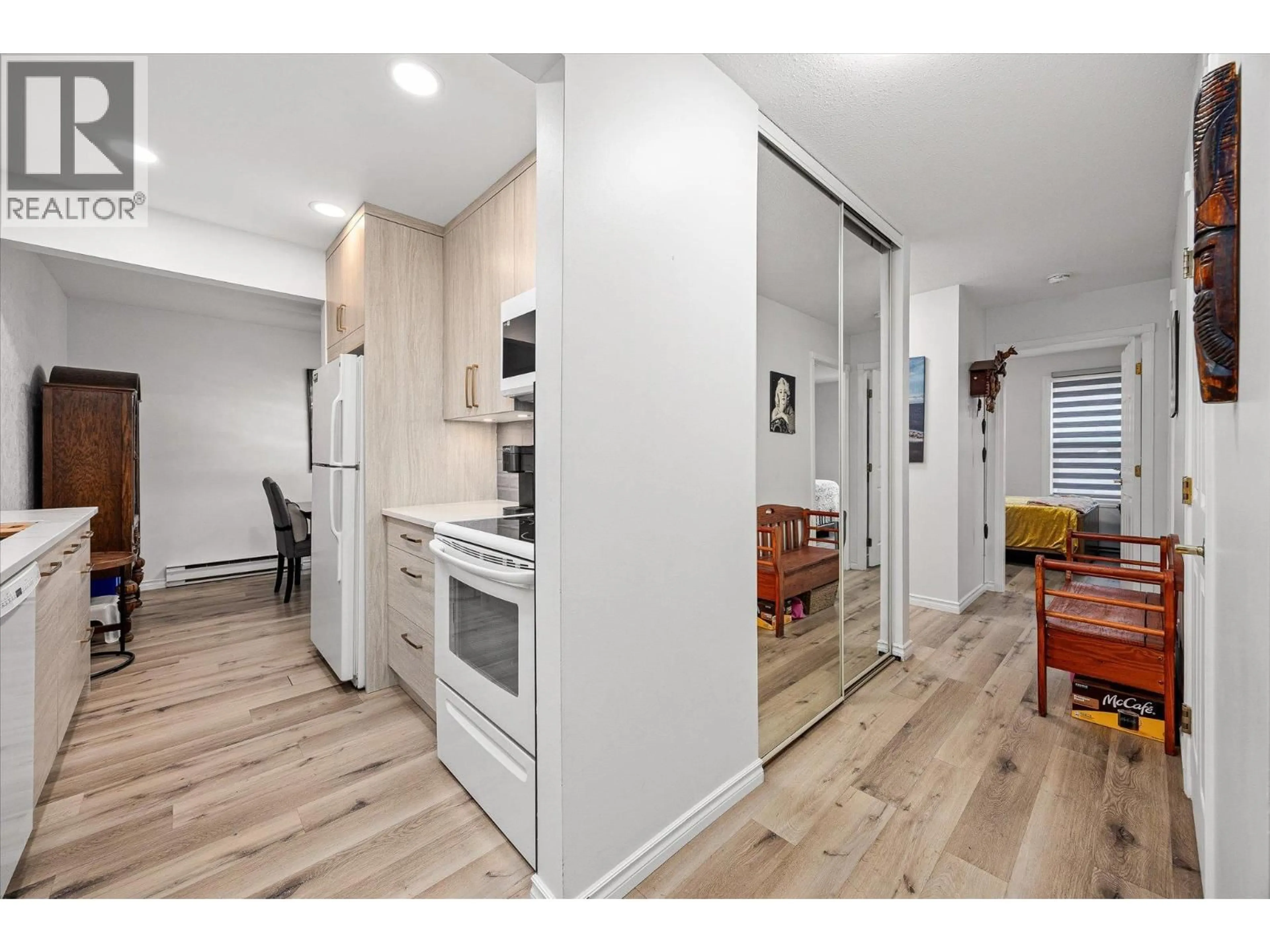 Open concept kitchen, wood/laminate floor for 107 - 575 SUTHERLAND AVENUE, Kelowna British Columbia V1Y8V1