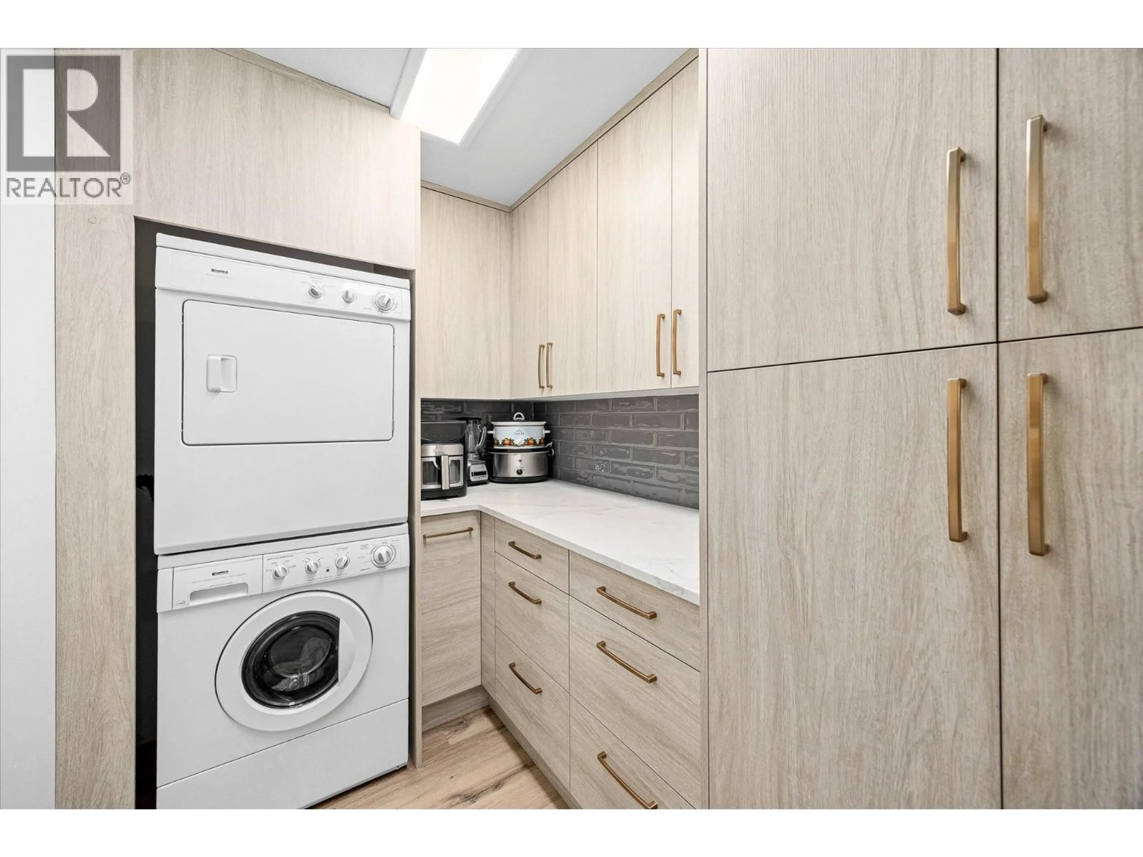 Standard kitchen, wood/laminate floor for 107 - 575 SUTHERLAND AVENUE, Kelowna British Columbia V1Y8V1