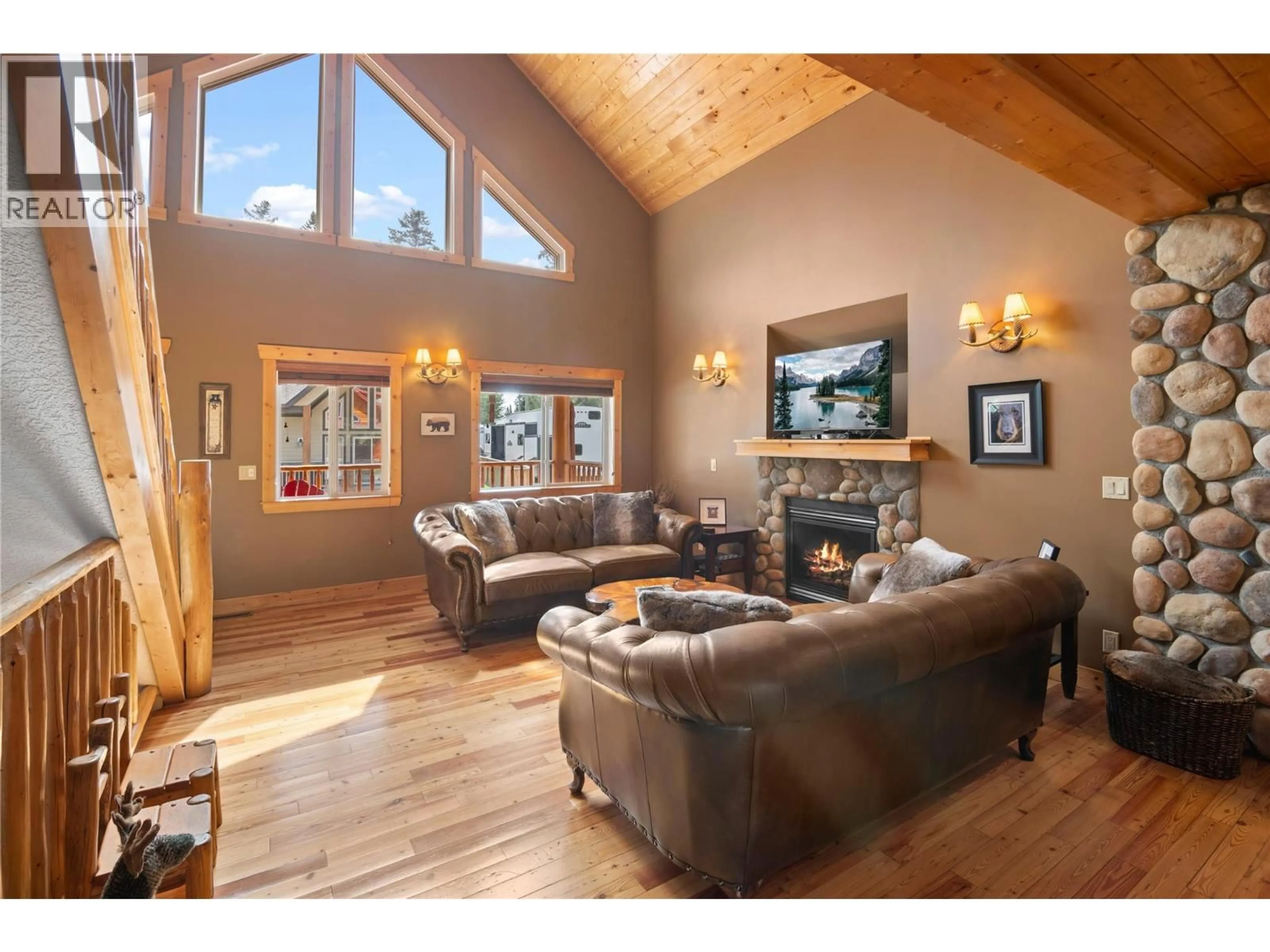 Living room with furniture, wood/laminate floor for 12 - 4868 RIVERVIEW DRIVE, Edgewater British Columbia V0A1E0